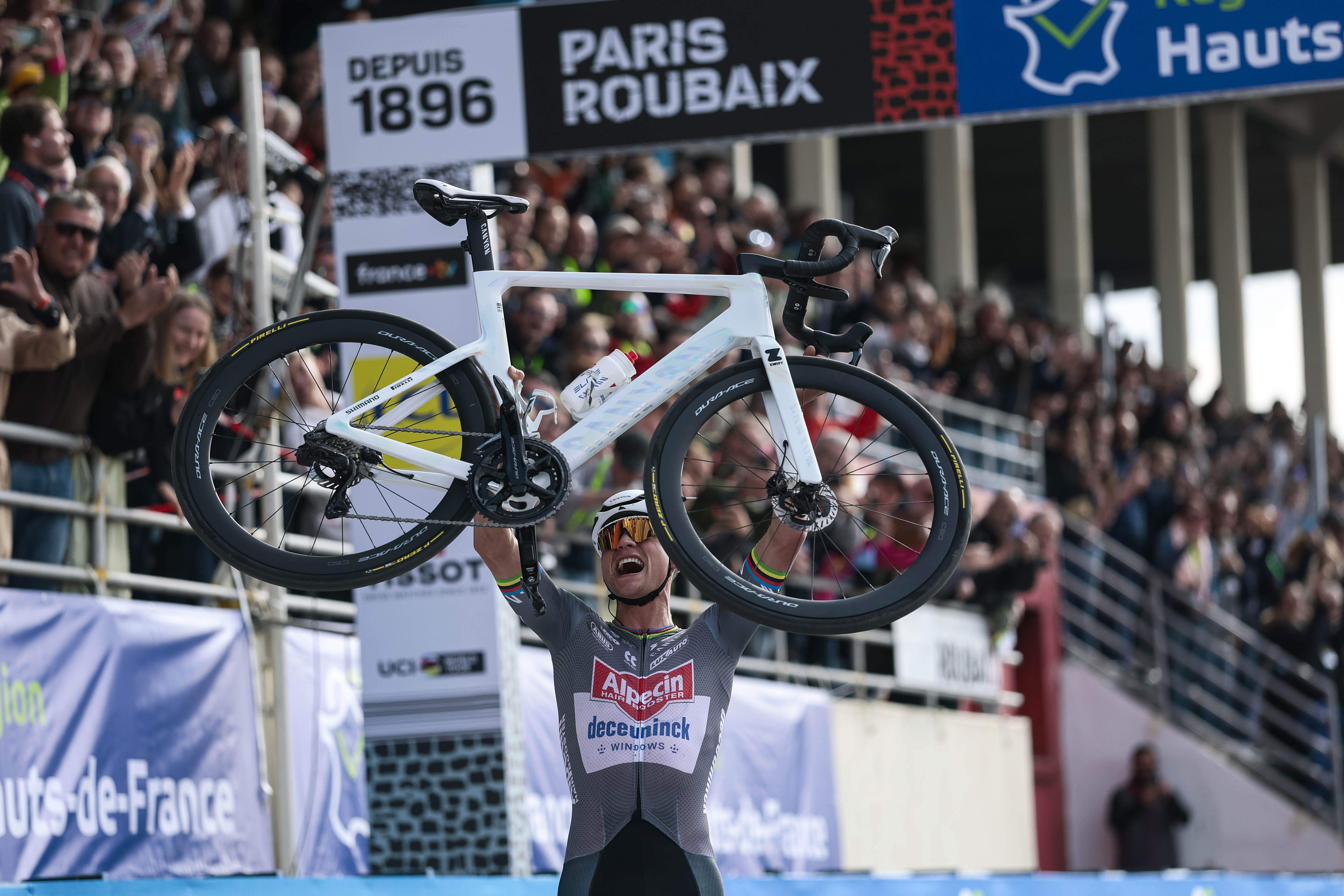"Three-peat" de Mathieu van der Poel en la París - Roubaix. "Three-peat" de Mathieu van der Poel en la París - Roubaix.