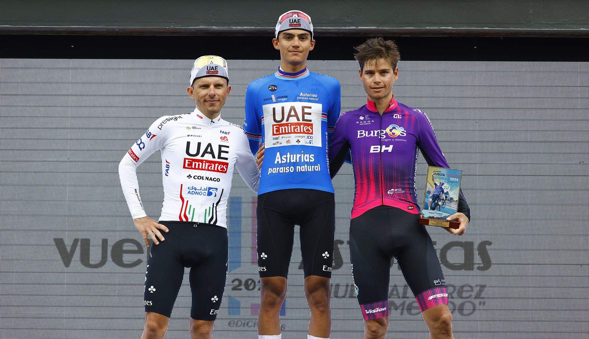 Podio de la Vuelta a Asturias 2024, con Isaac del Toro, Rafal Majka y Eric Fagúndez 