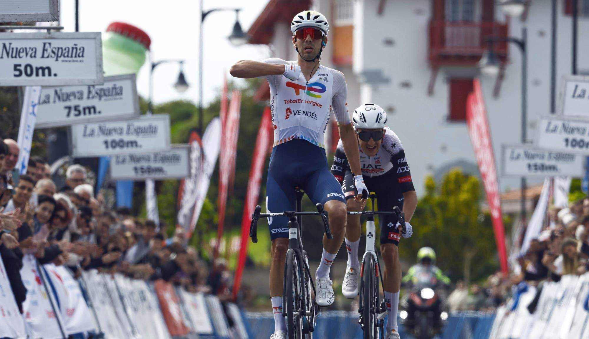 Steff Cras supera a Marc Soler en Llanes y es el primer líder de la Vuelta a Asturias