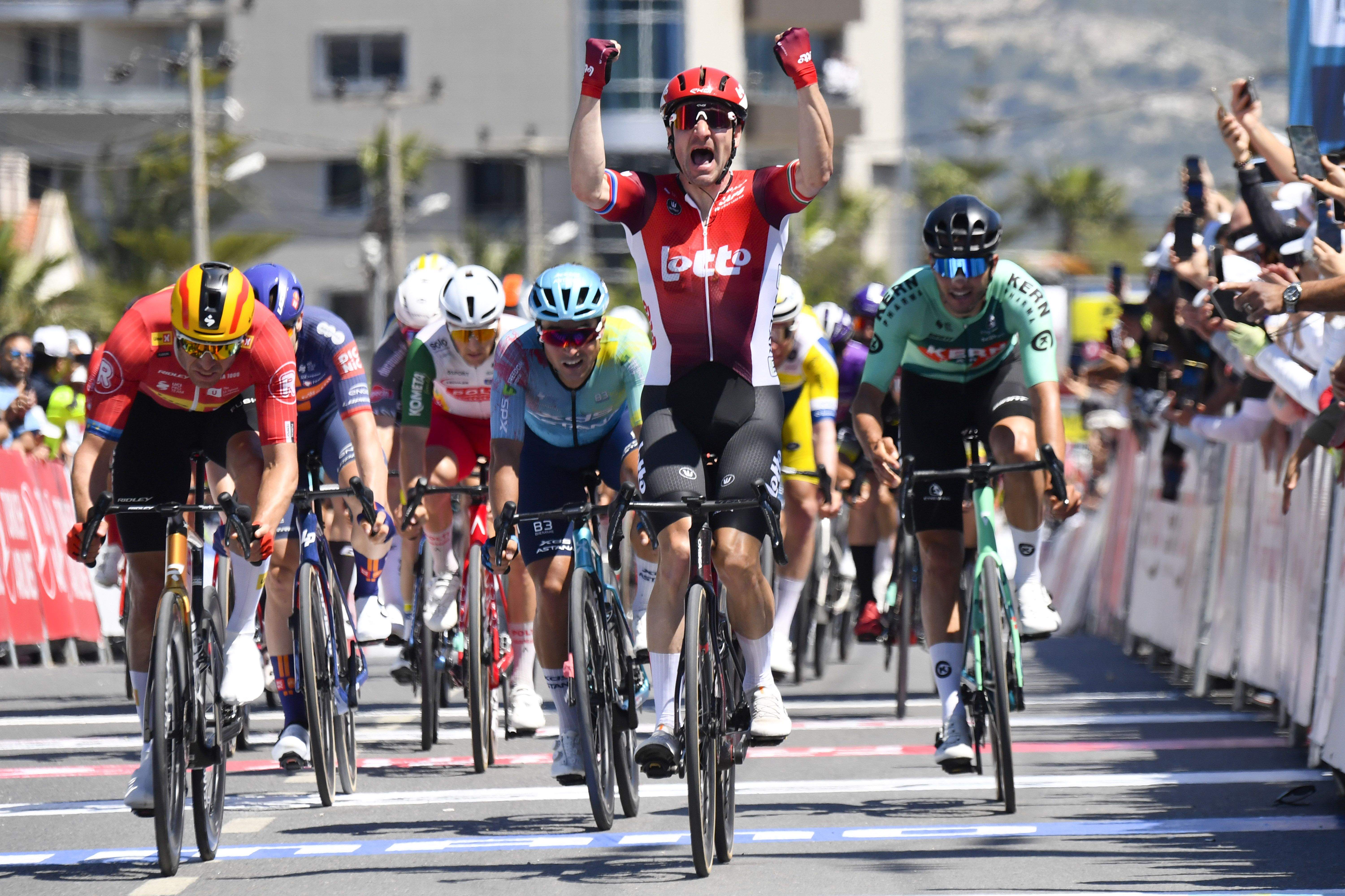 Elia Viviani esquiva el caos y se apunta su primer triunfo de la temporada en Çesme. Elia Viviani esquiva el caos y se apunta su primer triunfo de la temporada en Çesme.