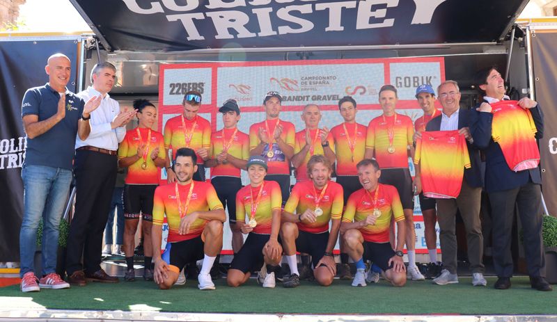 Foto de familia con todos los ganadores en la primera edición del Campeonato de España de Gravel