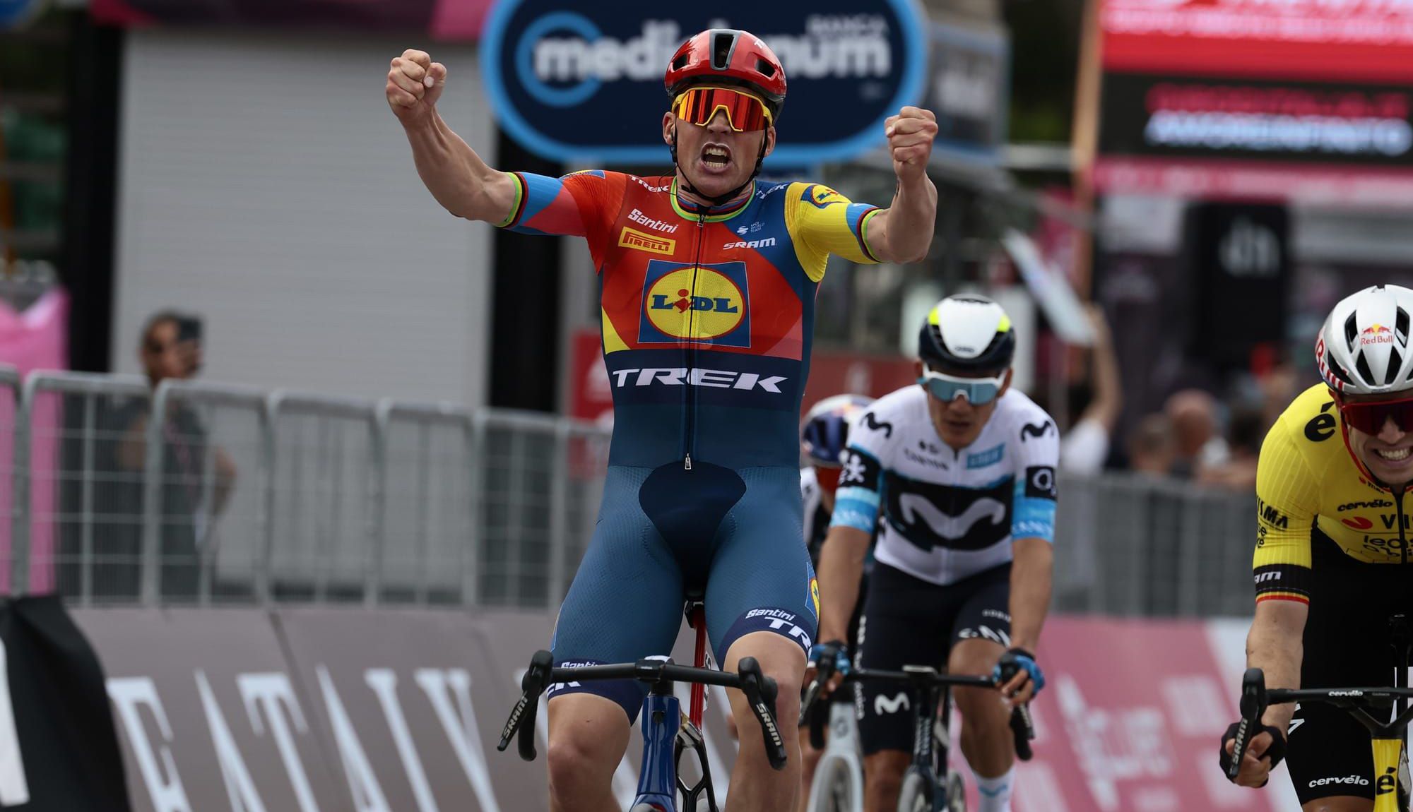 Mads Pedersen se viste la primera maglia rosa del Giro Mads Pedersen se viste la primera maglia rosa del Giro