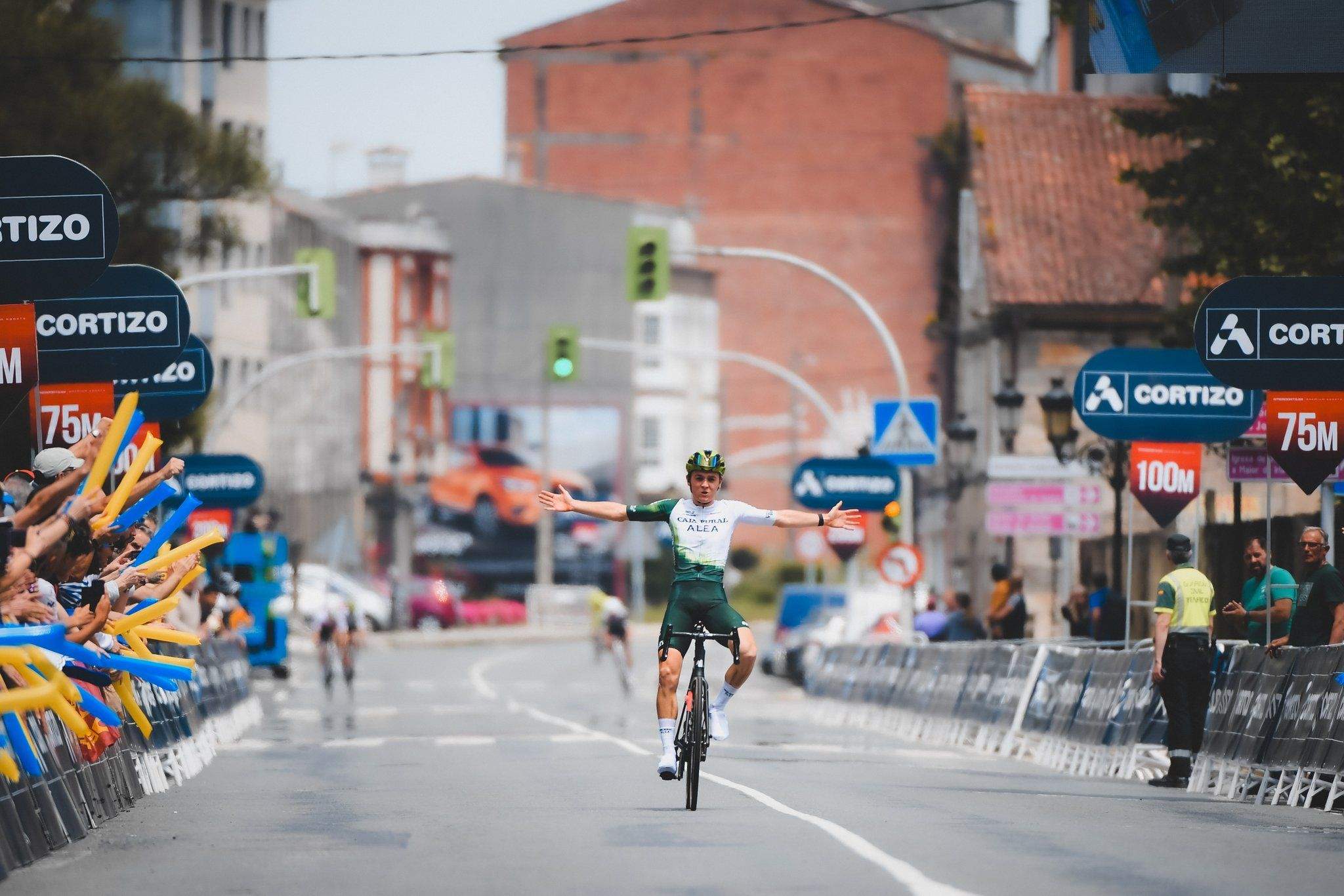 Lucas Towers celebra la victoria en las XII Rutas Xacobeas. Foto: Aritz Arambarri / SprintCycling Agency