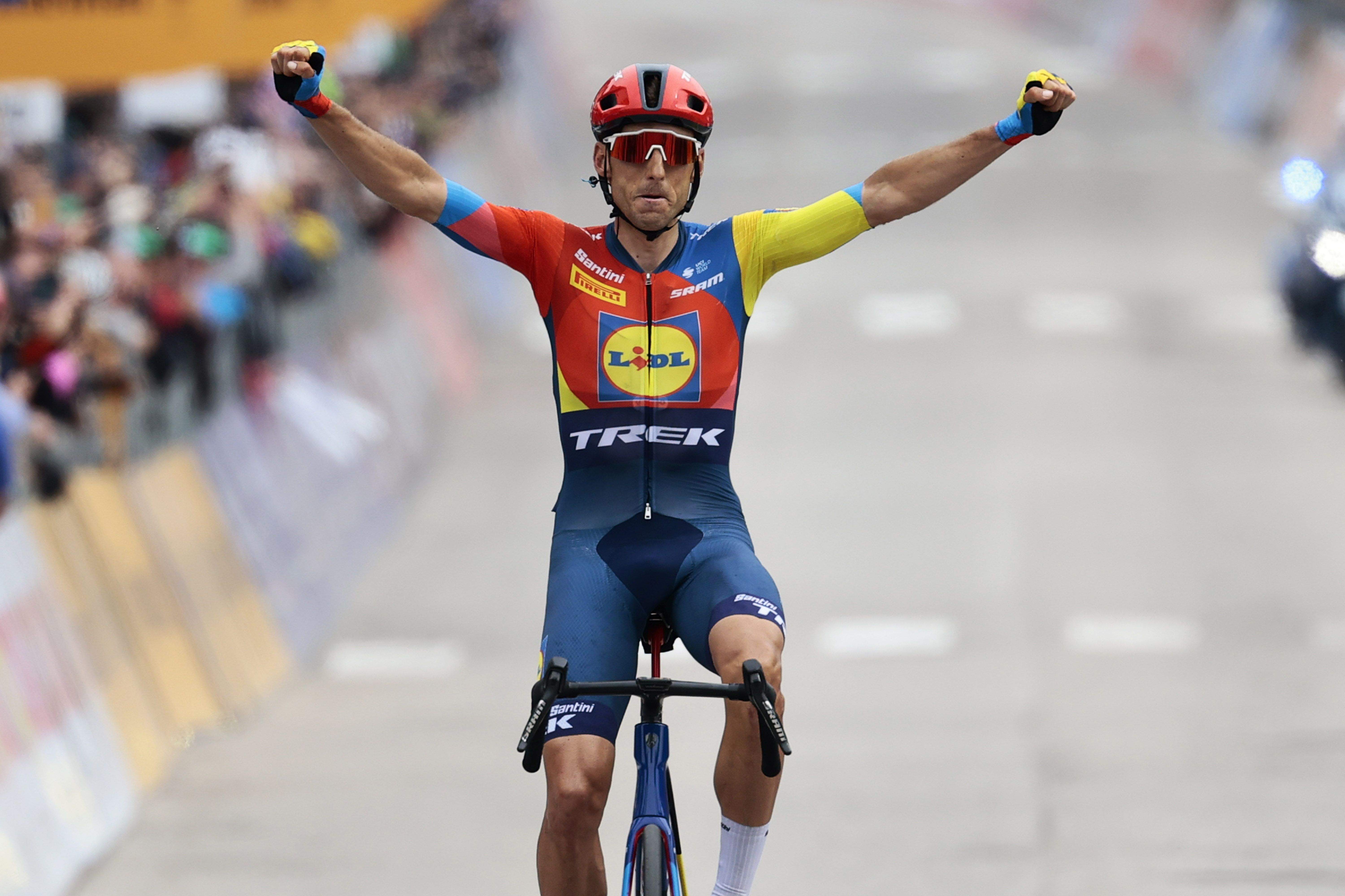 Estreno imponente de Carlos Verona: gana su primera etapa en una gran vuelta desde la fuga en Asiago Estreno imponente de Carlos Verona: gana su primera etapa en una gran vuelta desde la fuga en Asiago