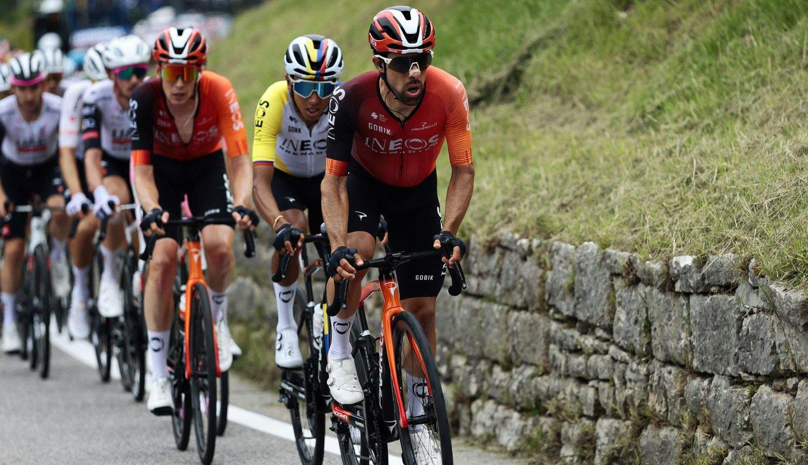 Jonathan Castroviejo, tirando de su líder Egan Bernal, en una etapa del Giro de Italia