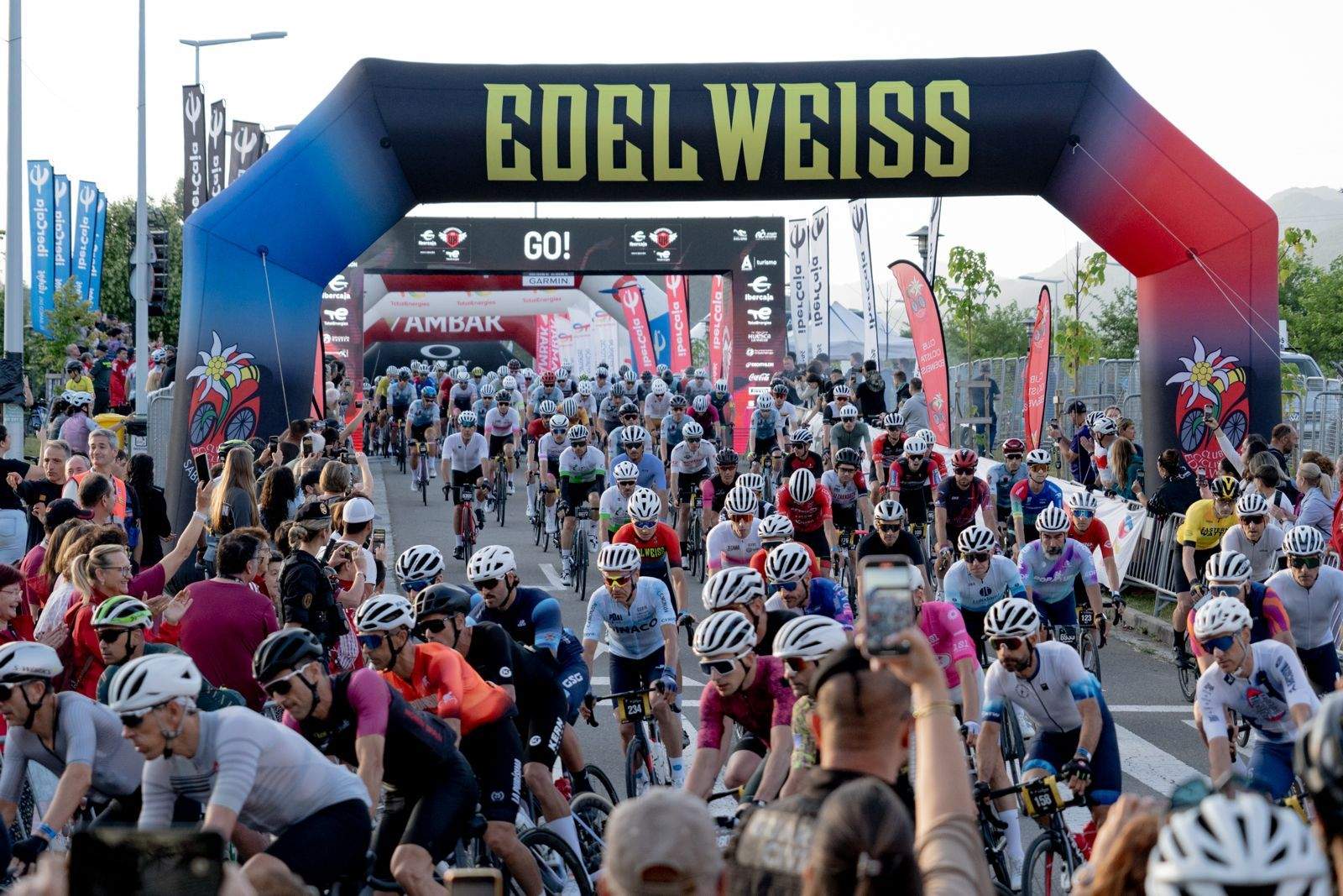 Más de 10.000 ciclistas conquistan los Pirineos en la Ibercaja Quebrantahuesos by TotalEnergies 2025 Más de 10.000 ciclistas conquistan los Pirineos en la Ibercaja Quebrantahuesos by TotalEnergies 2025