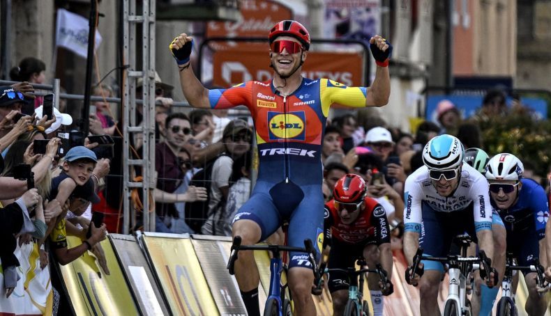 jonathan milan sufre pero remata al sprint y se viste de amarillo en el dauphine 2 790x454