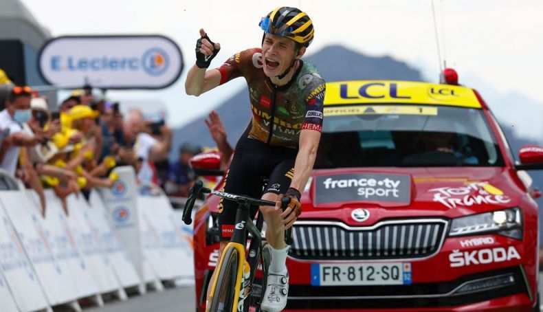 jonas vingegaard pone patas arriba el tour victoria y liderato en el col du granon foto sprint cycling agency 2 790x454