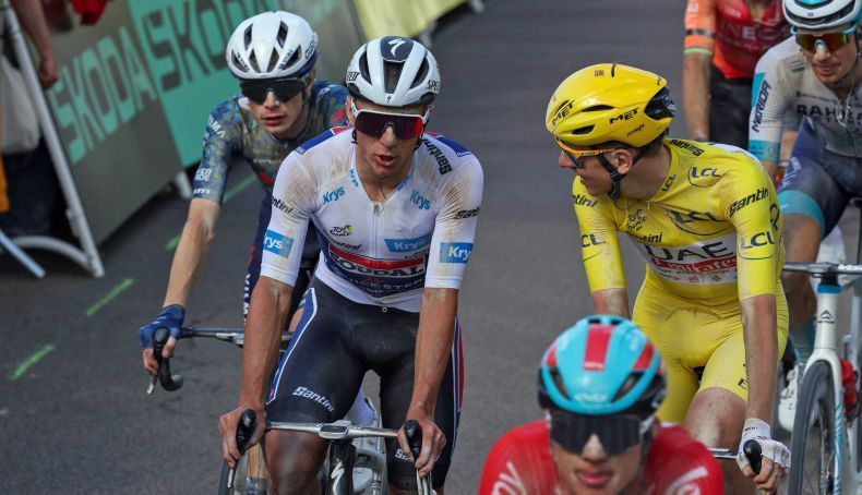 vingegaard evenepoel y pogacar al finalizar la etapa del sterrato 2 790x454