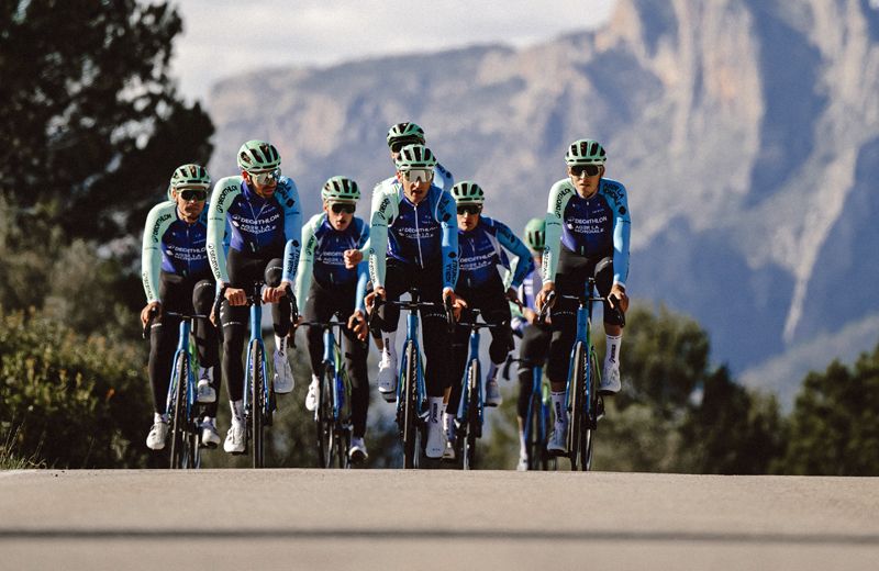 ciclistas del Decathlon AG2R La Mondiale