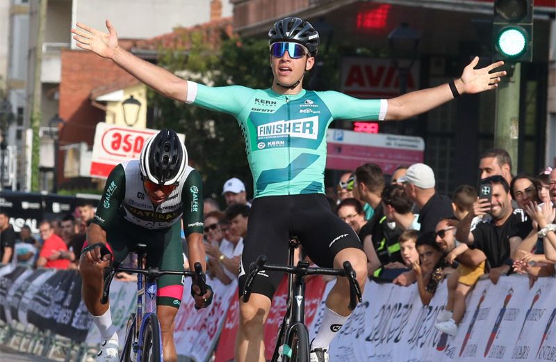 Iker Gómez celebrando su victoria en la primera etapa del Circuito Montañés