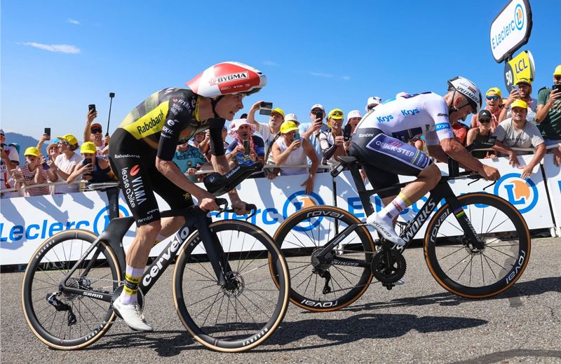 Vingegaard doblando a Evenepoel en la rampa final de Peyragudes