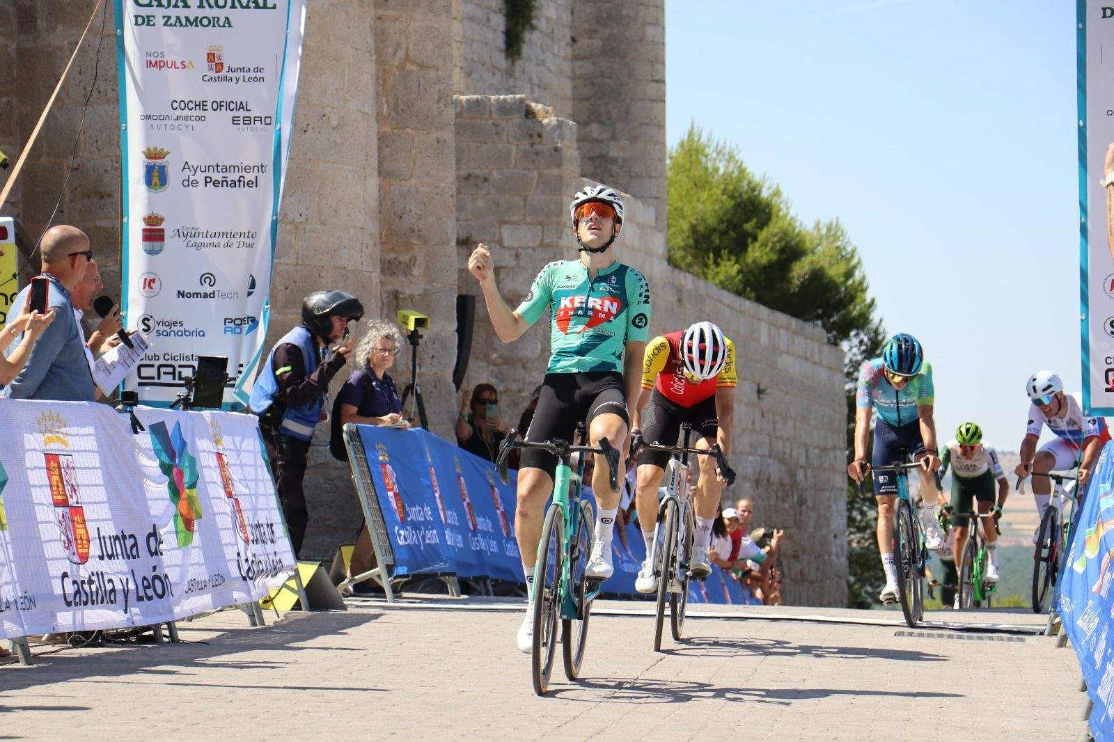 Haimar Etxeberría (Kern Pharma) conquista la Clásica Castilla y León en el castillo de Peñafiel