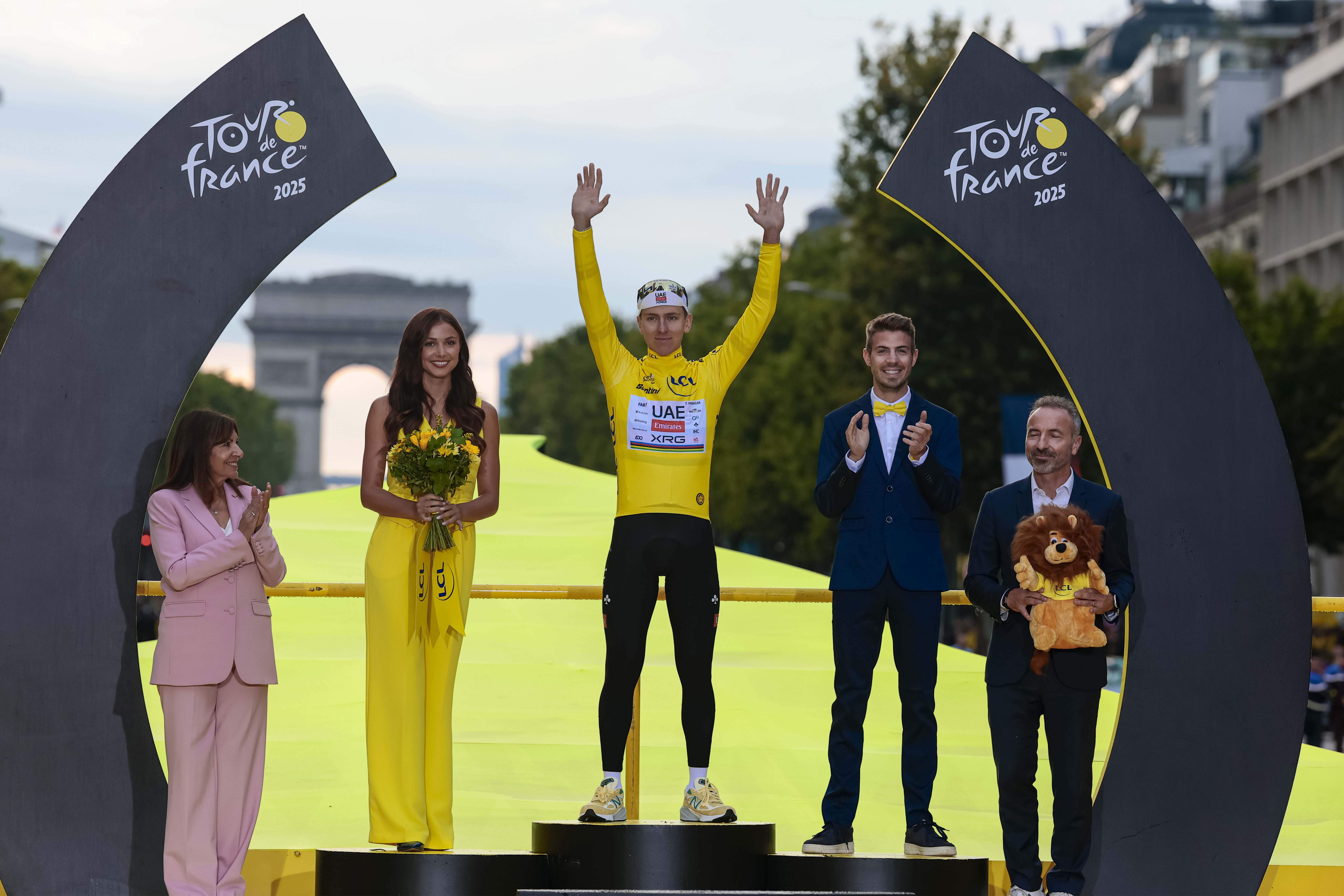 Tadej Pogacar celebra su victoria: “Este Tour ha sido especialmente increíble” Tadej Pogacar celebra su victoria: “Este Tour ha sido especialmente increíble”