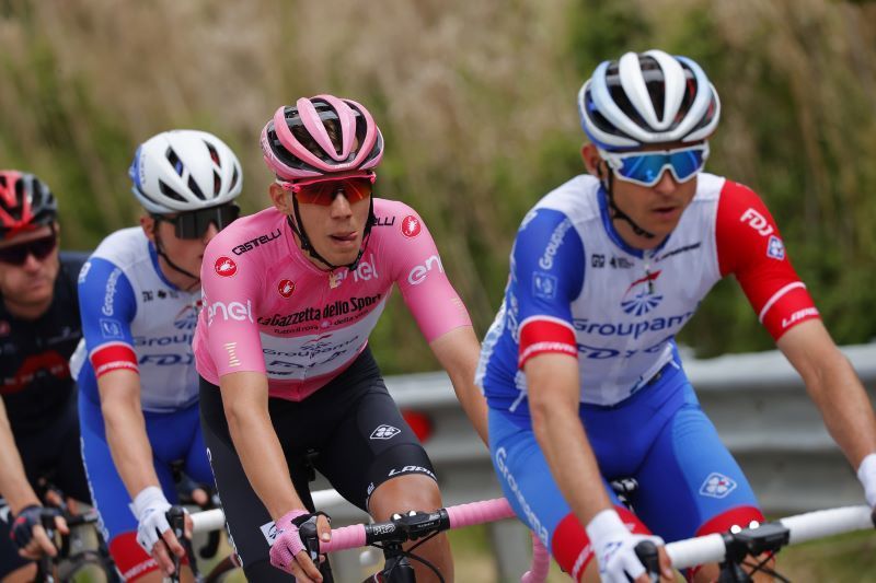 attila valter bien arropado por su equipo