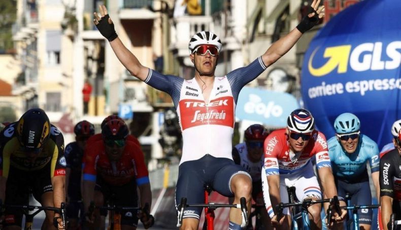 jasper stuyven celebrando su victoria en la milan san remo del 21 2 790x454