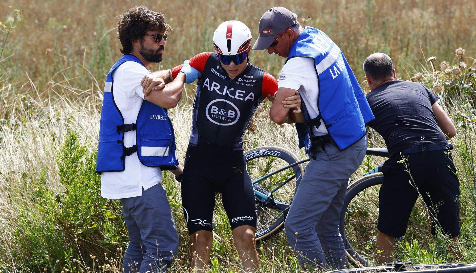 Raúl García Pierna, adiós a La Vuelta tras sufrir una dura caída Raúl García Pierna, adiós a La Vuelta tras sufrir una dura caída