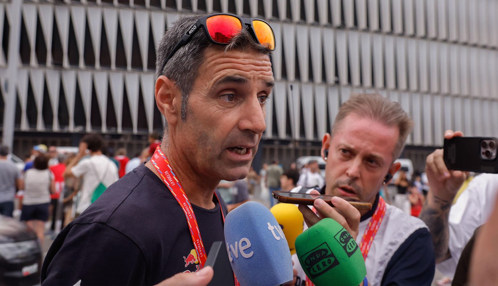 El director del Red Bull BORA, Patxi Vila, atendiendo a los medios tras la disputa de la 11ª etapa en Bilbao El director del Red Bull BORA, Patxi Vila, atendiendo a los medios tras la disputa de la 11ª etapa en Bilbao