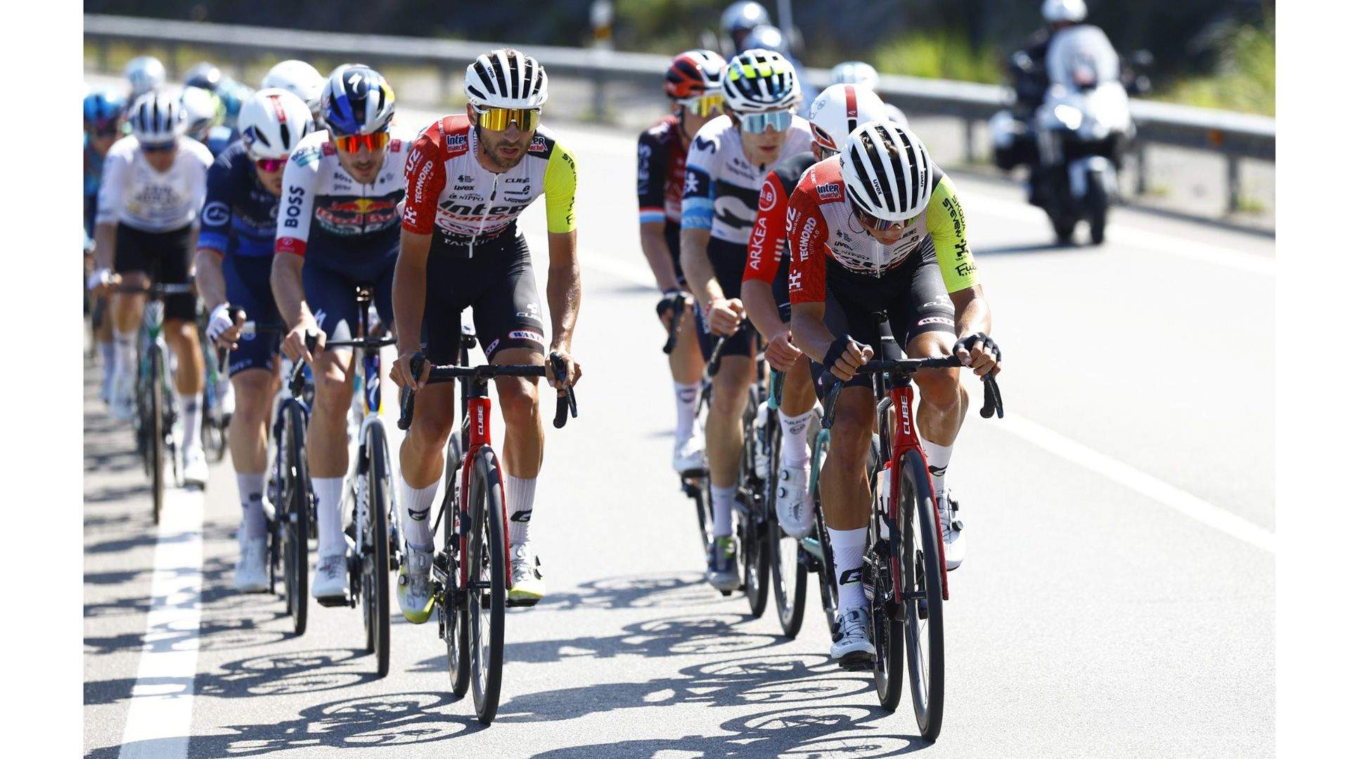 El pelotón en plena etapa de hoy día 5, con meta en L'Angliru. (Foto: Sprint Cycling Agency9