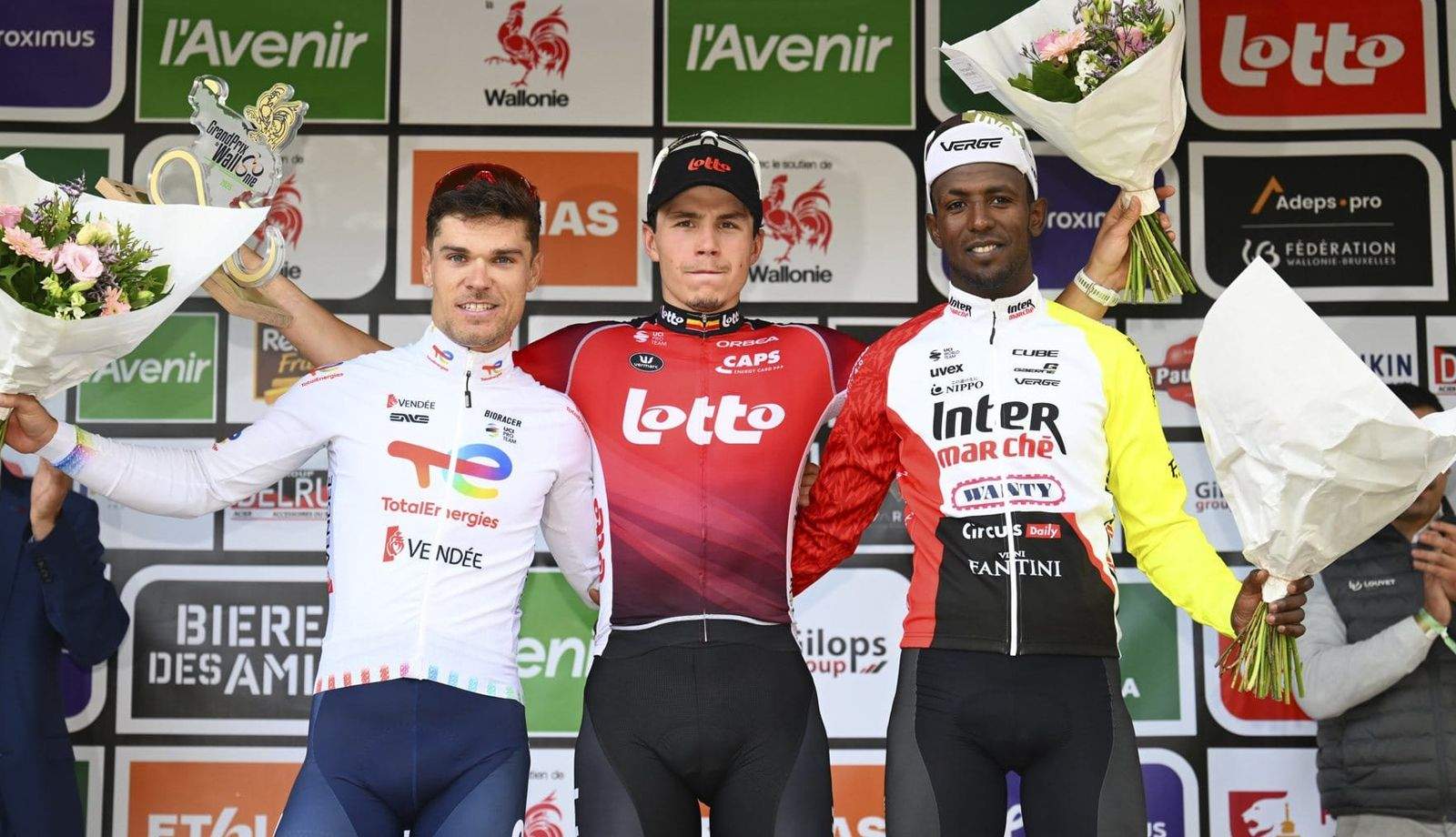 Podio del Gran Premio de Valonia, con Arnaud De Lie, Emilien Jeannière y Biniam Girmay