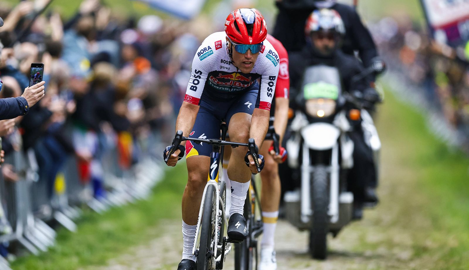 Oier Lazkano durante la pasada Paris-Roubaix, su última carrera hasta el momento. 