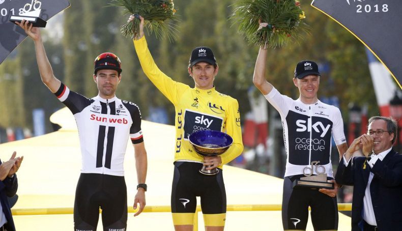 Geraint Thomas, acompañado de Dumoulin y Froome, en lo más alto del podio del Tour 2018. Geraint Thomas, acompañado de Dumoulin y Froome, en lo más alto del podio del Tour 2018.