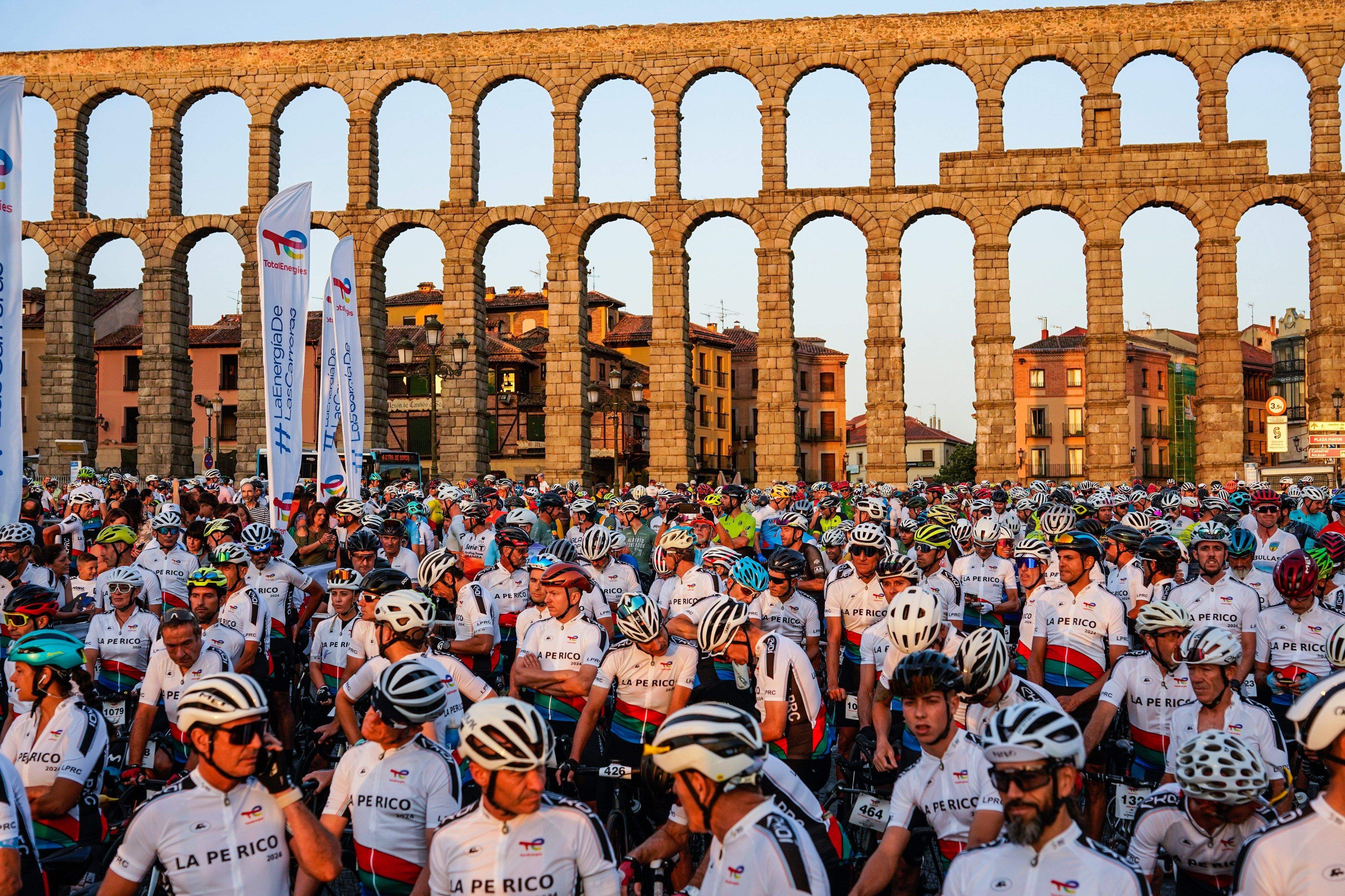 Momentos previos a la salida de la marcha La Perico by TotalEnergies 2024, junto al Acueducto de Segovia.
