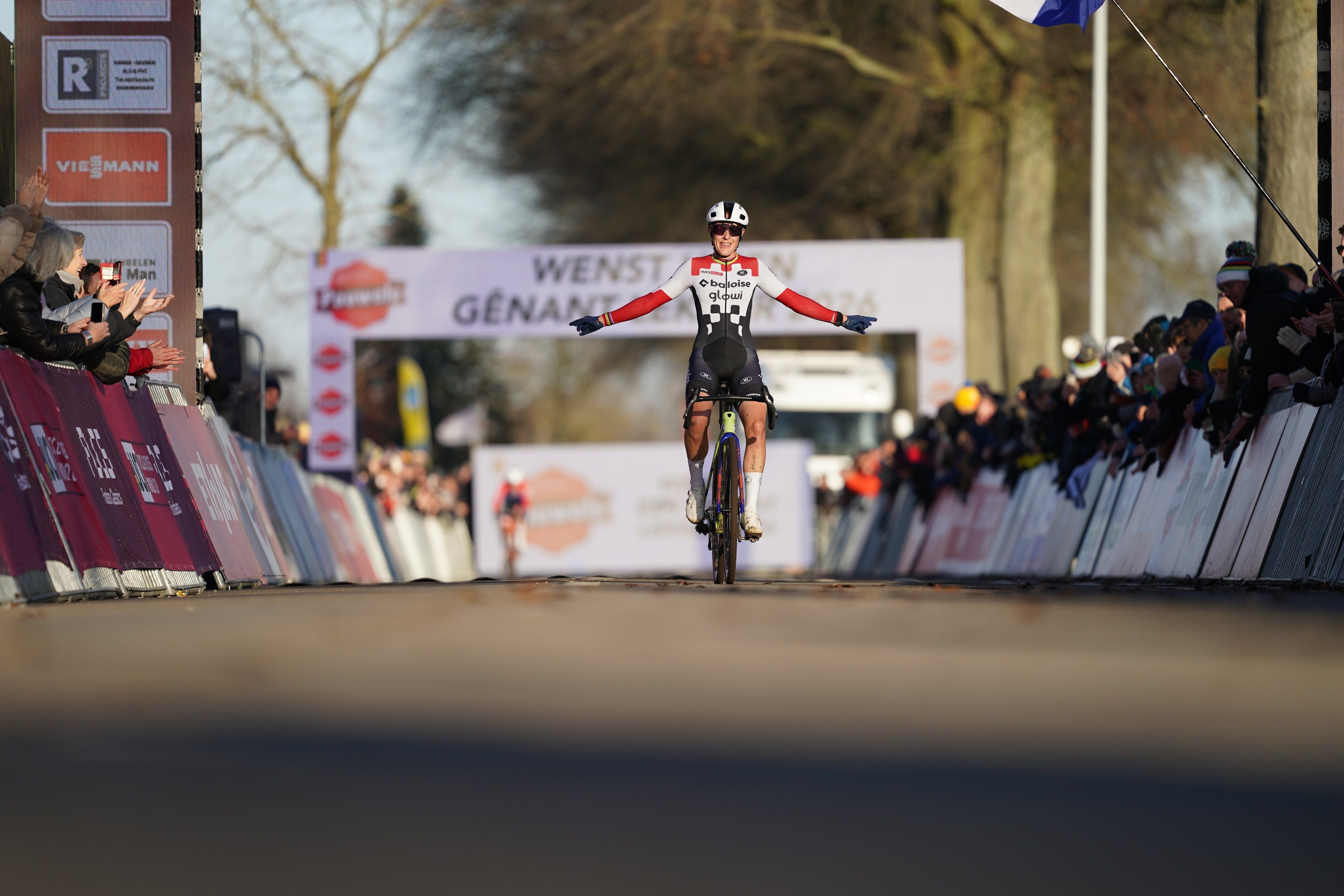 Apisonadora Lucinda Brand: nueva victoria en la Copa del Mundo de Ciclocross en Dendermonde Apisonadora Lucinda Brand: nueva victoria en la Copa del Mundo de Ciclocross en Dendermonde