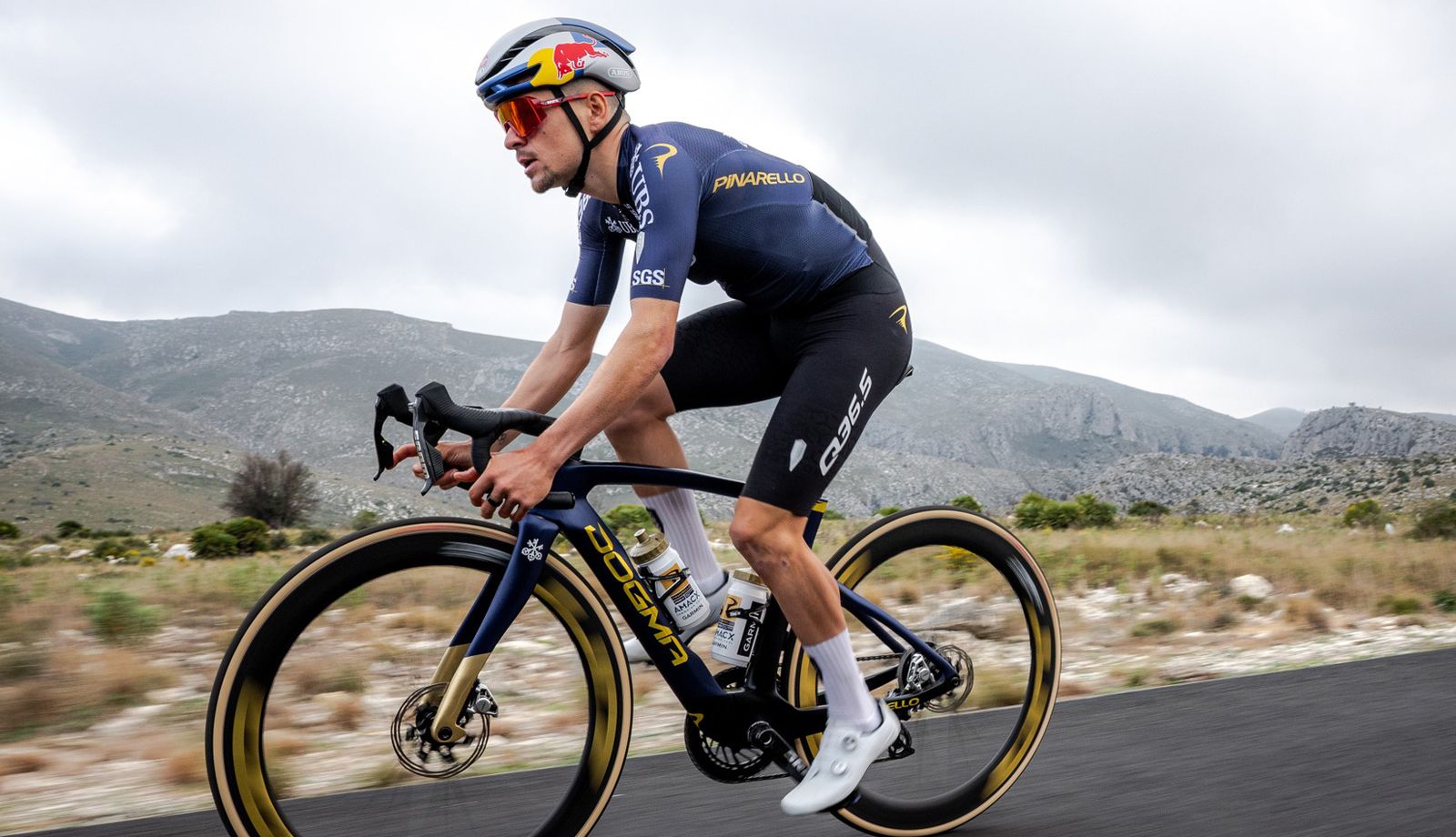 El Pinarello Q36.5 desvela su nueva imagen y la Dogma F con la que competirá El Pinarello Q36.5 desvela su nueva imagen y la Dogma F con la que competirá