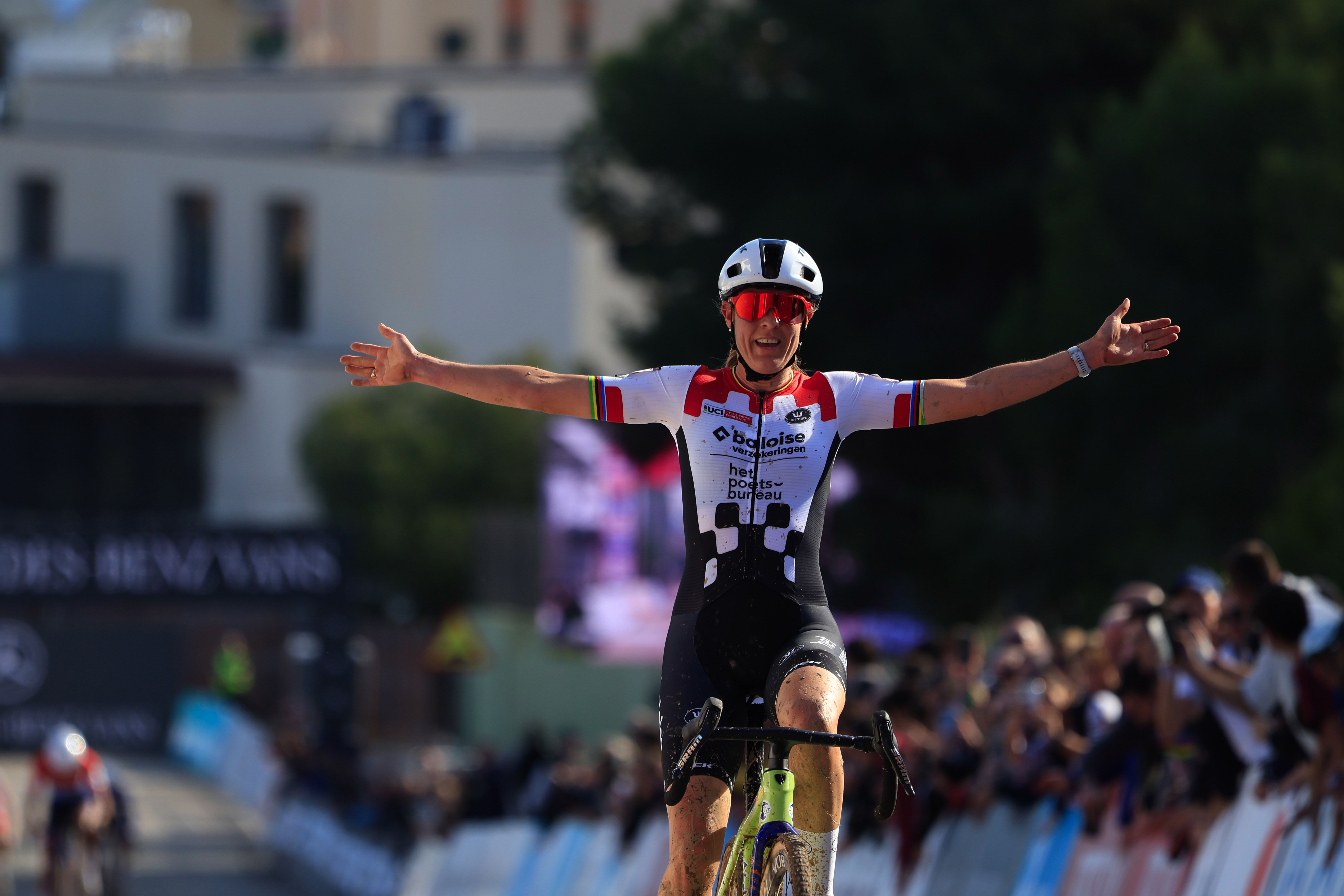 Lucinda Brand levanta los brazos en Benidorm y sentencia la Copa del Mundo de Ciclocross Lucinda Brand levanta los brazos en Benidorm y sentencia la Copa del Mundo de Ciclocross