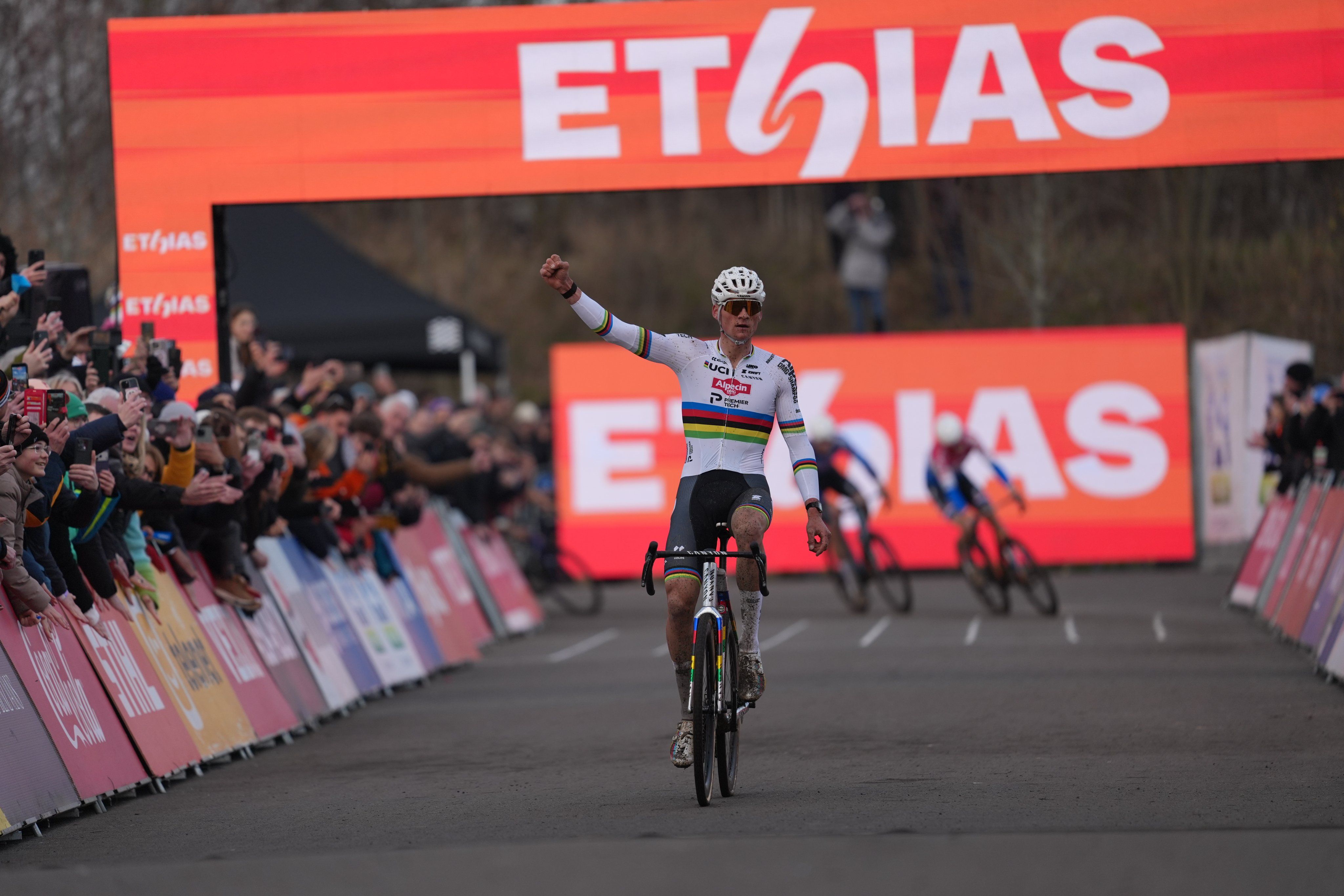 Invencible Mathieu van der Poel: dos pinchazos, una remontada y victoria 50ª en la Copa del Mundo Invencible Mathieu van der Poel: dos pinchazos, una remontada y victoria 50ª en la Copa del Mundo