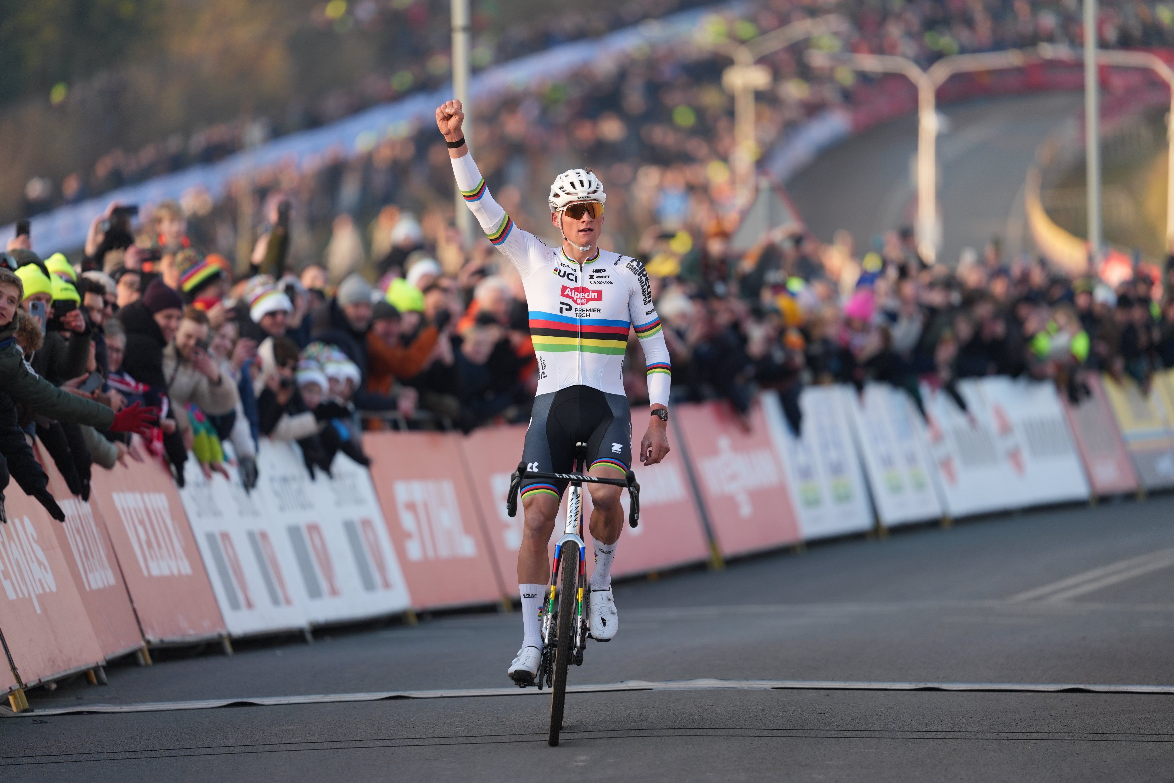 Triple corona para Van der Poel: Hoogerheide, Copa del Mundo y nuevo récord Triple corona para Van der Poel: Hoogerheide, Copa del Mundo y nuevo récord