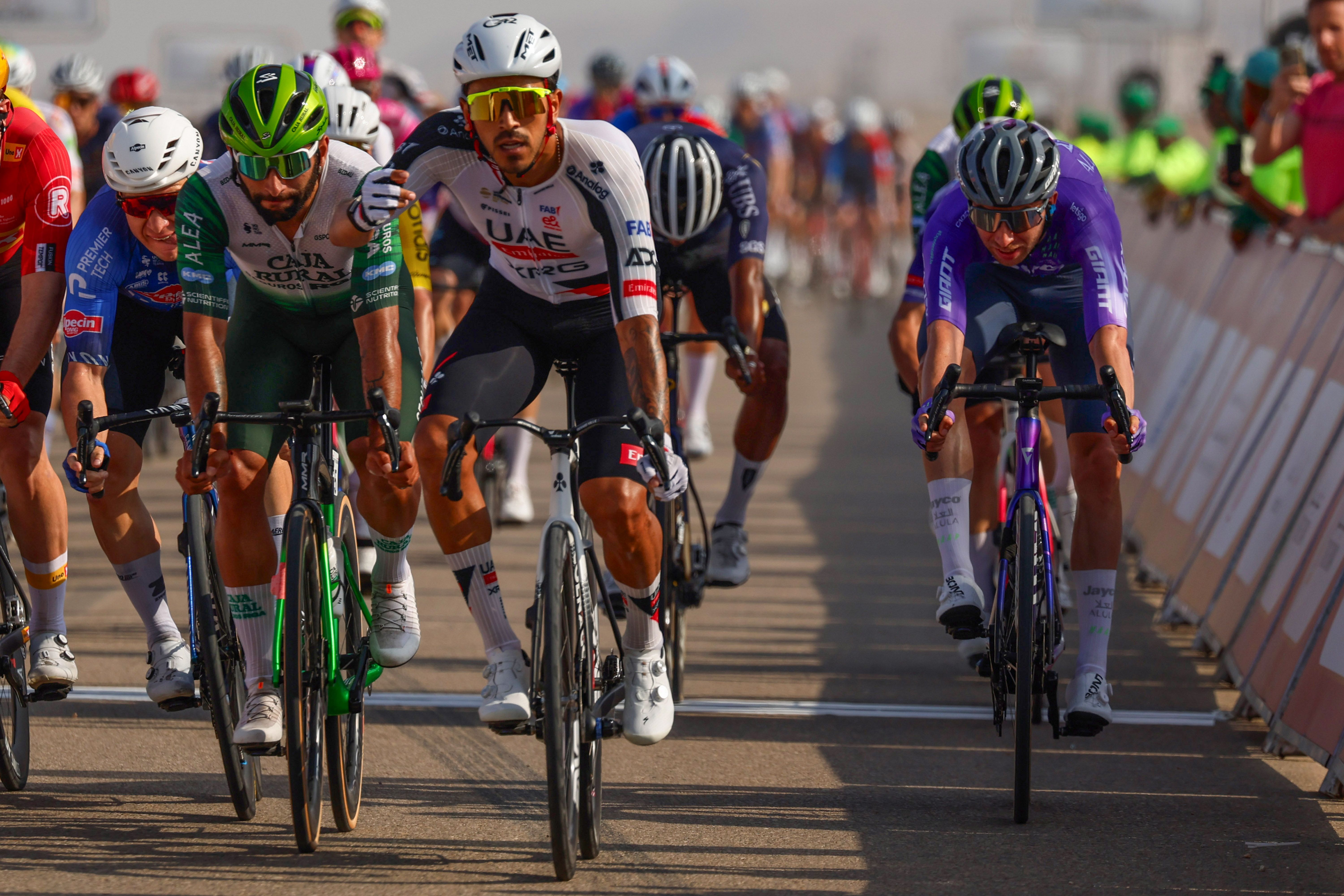 Sebastián Molano vuela en Bimmah Sink Hole y se apunta primer tanto en el Tour de Omán Sebastián Molano vuela en Bimmah Sink Hole y se apunta primer tanto en el Tour de Omán