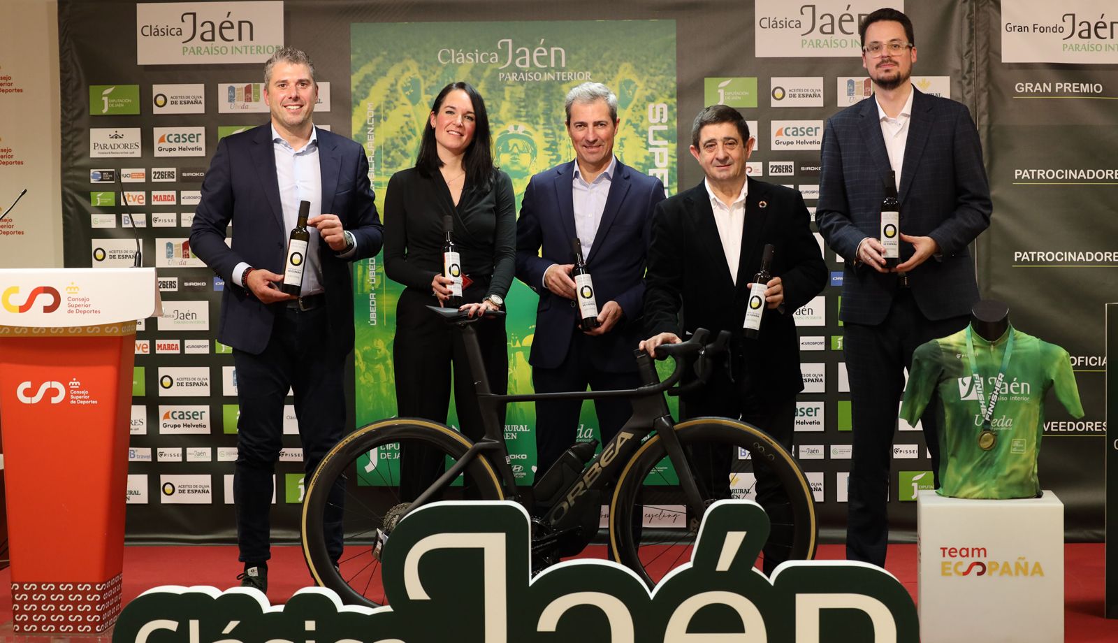 Foto de familia de la presentación de la Clásica Jaén Paraíso Interior 2026 en el CSD