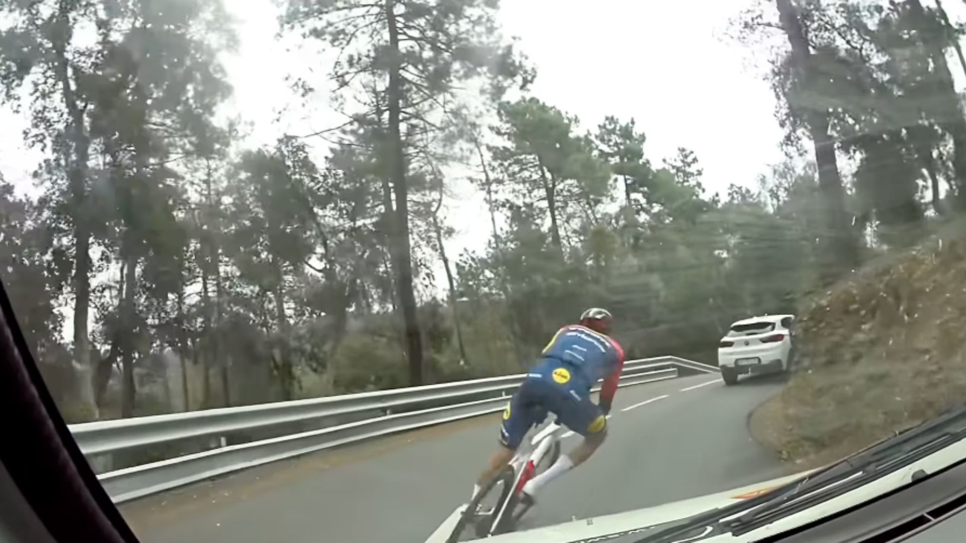 Aleix Espargaró adelantando en bici a gran velocidad a varios vehículos con el maillot del Lidl Trek Aleix Espargaró adelantando en bici a gran velocidad a varios vehículos con el maillot del Lidl Trek