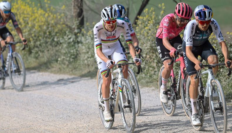 tadej pogacar y tom pidcock en una imagen de la strade bianche 2025 2 790x454 tadej pogacar y tom pidcock en una imagen de la strade bianche 2025 2 790x454