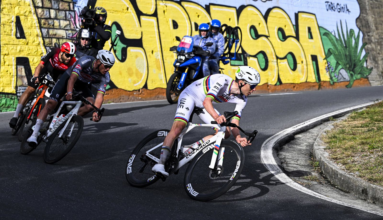 Pogacar, Van der Poel y Ganna en una imagen de la Milán - San Remo 2025. Pogacar, Van der Poel y Ganna en una imagen de la Milán - San Remo 2025.