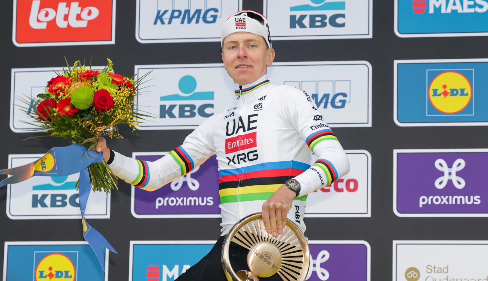 Tadej Pogacar en el podio tras ganar el reciente Tour de Flandes Tadej Pogacar en el podio tras ganar el reciente Tour de Flandes