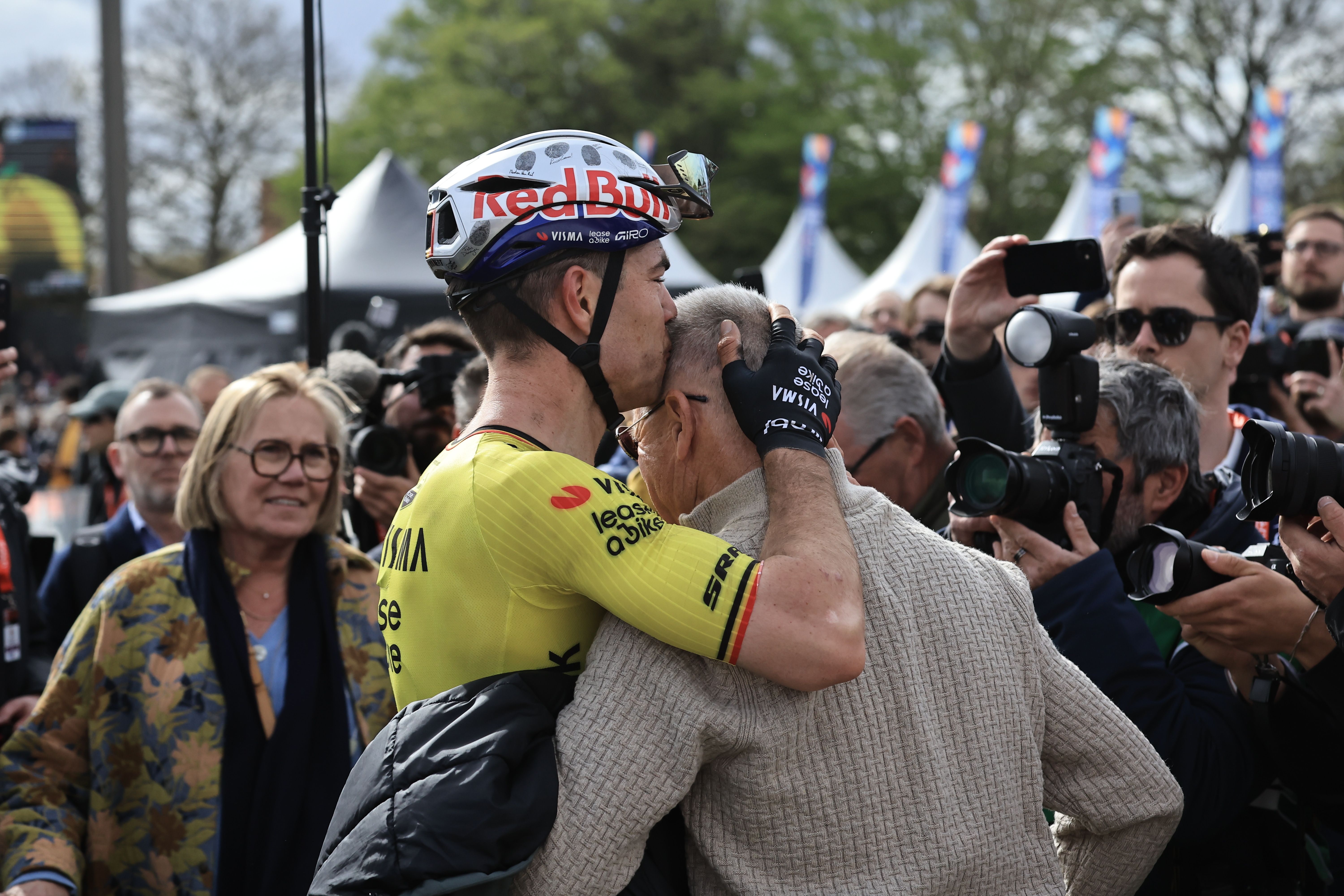 Van Aert gana por fin en el velódromo de Roubaix Van Aert gana por fin en el velódromo de Roubaix