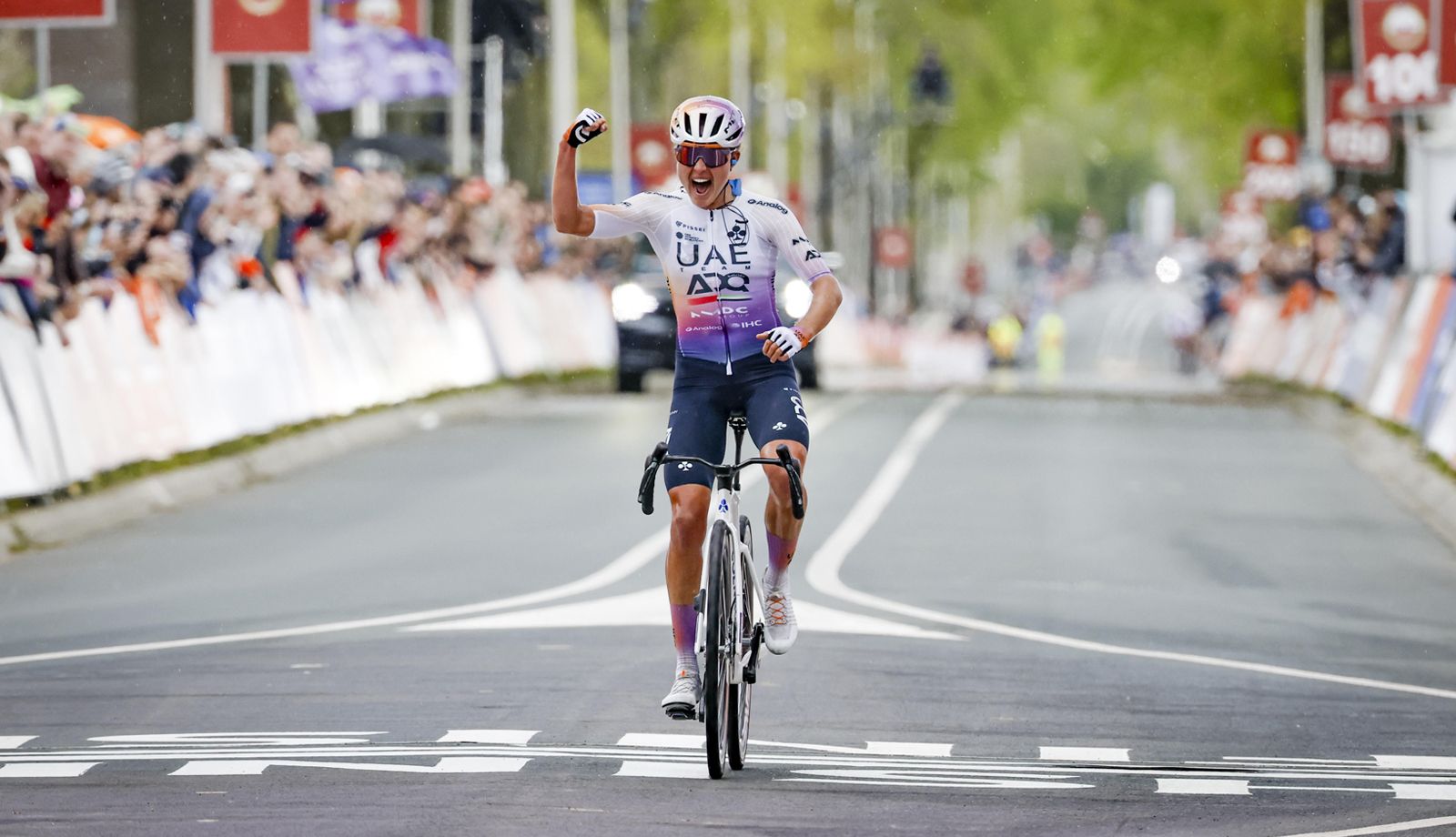Paula Blasi celebrando su victoria en la Amstel Gold Race Paula Blasi celebrando su victoria en la Amstel Gold Race