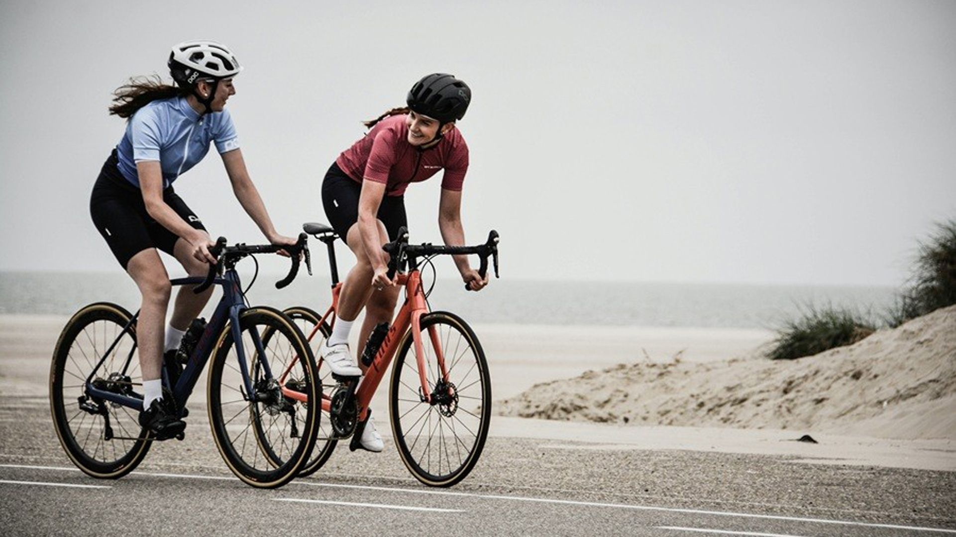 Dolores de rodilla, sobrecargas y caídas. Ciclistas recreativas aficionadas. (Foto: Coen van de Broek / unsplash.com)