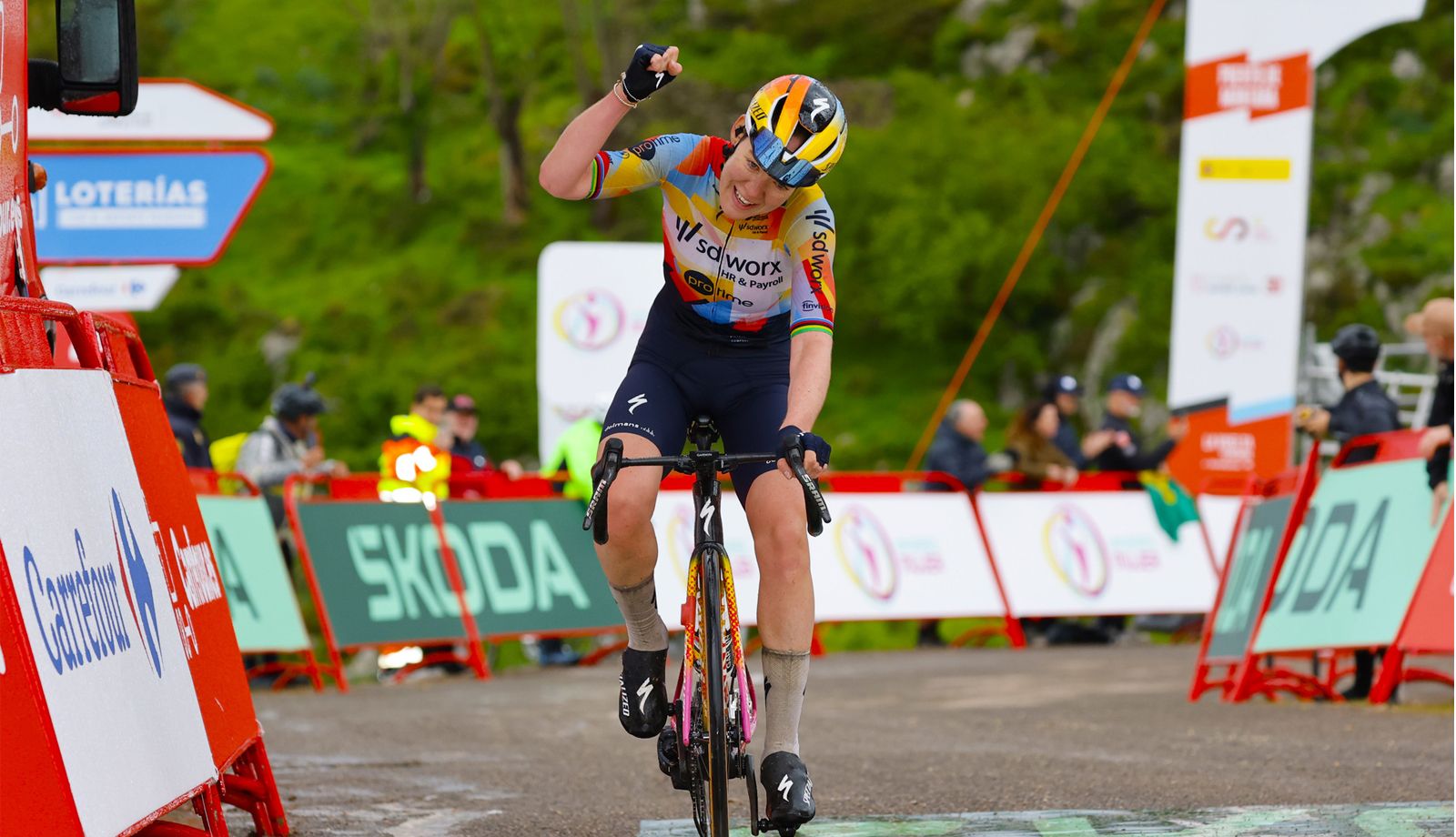 Van der Breggen supera a Blasi en Les Praeres y se viste de rojo en La Vuelta Femenina