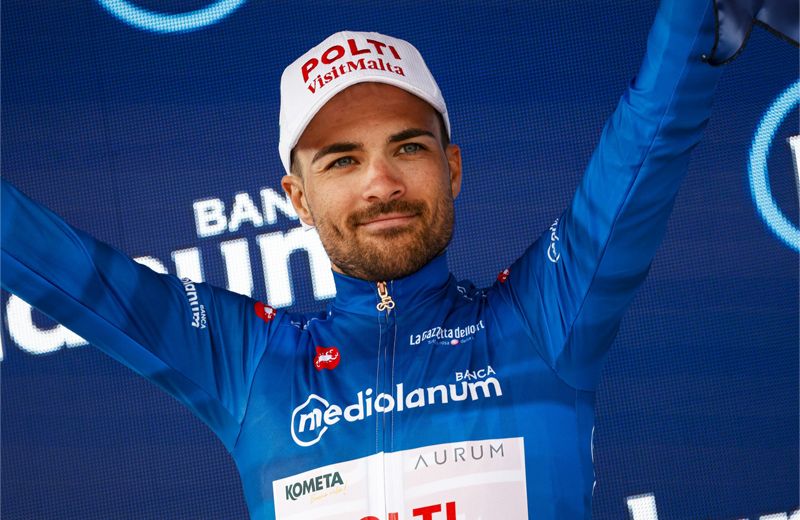 Diego Pablo Sevilla con la maglia azzurra de Rey de la Montaña.