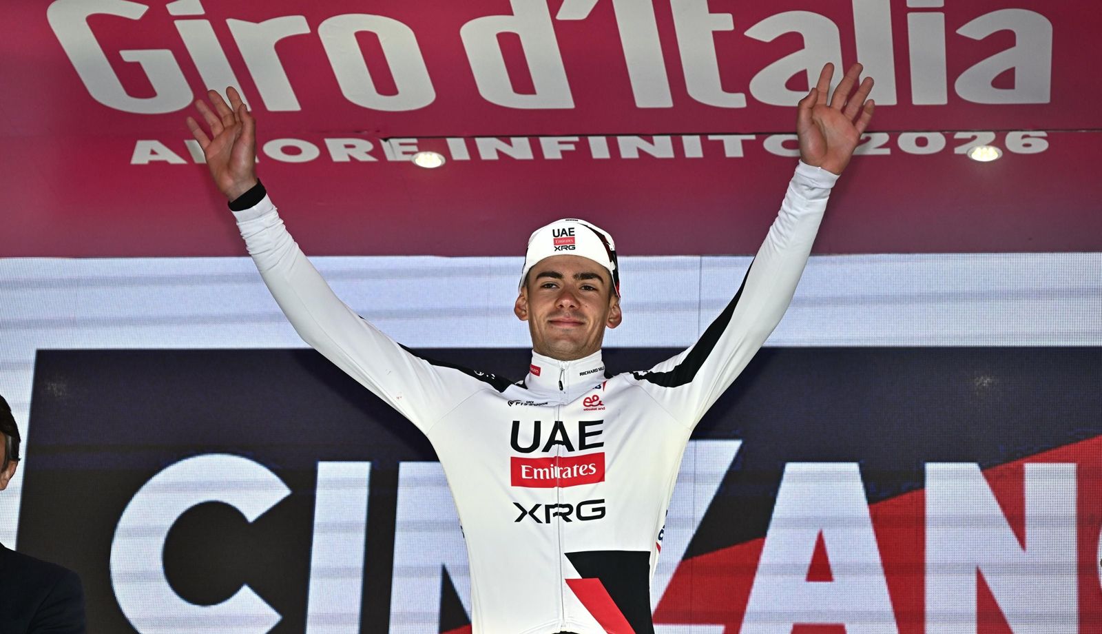 Igor Arrieta, en el podio como ganador de la 5ª etapa del Giro