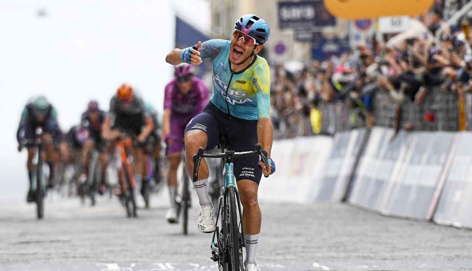 Davide Ballerini reina en un accidentado final en Nápòles