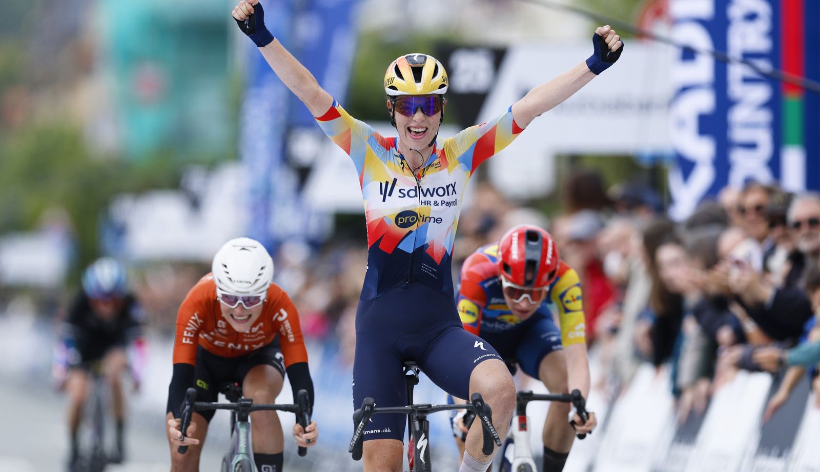 Mischa Bredewold gana por tercer año consecutivo la primera etapa de la Itzulia