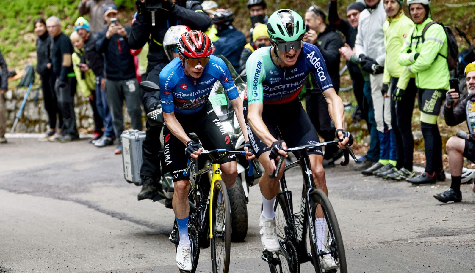 Felix Gall y Jonas Vingegaard en la subida a Corno Alle Scale