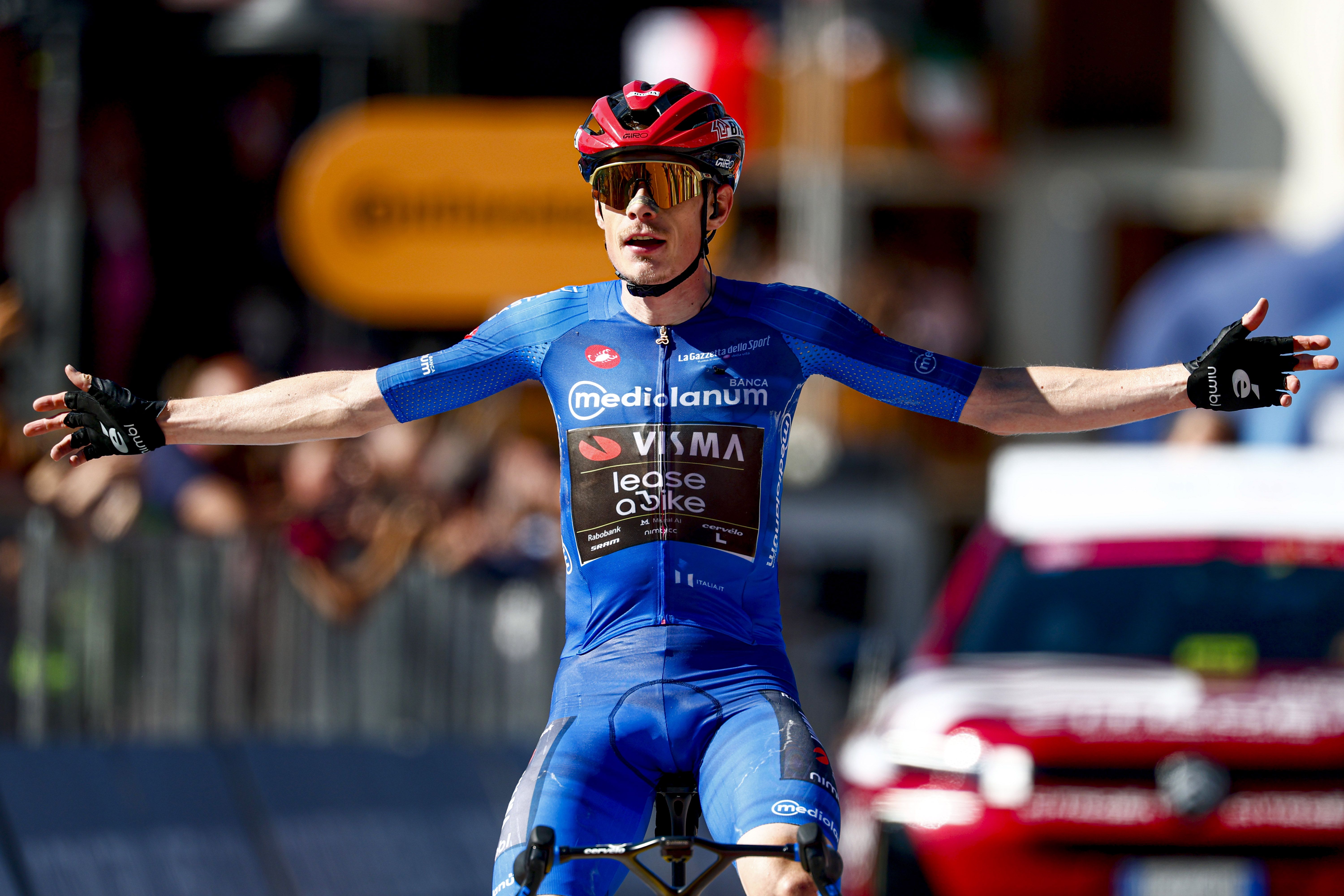 Jonas Vingegaard se viste de rosa y lidera el Giro de Italia 