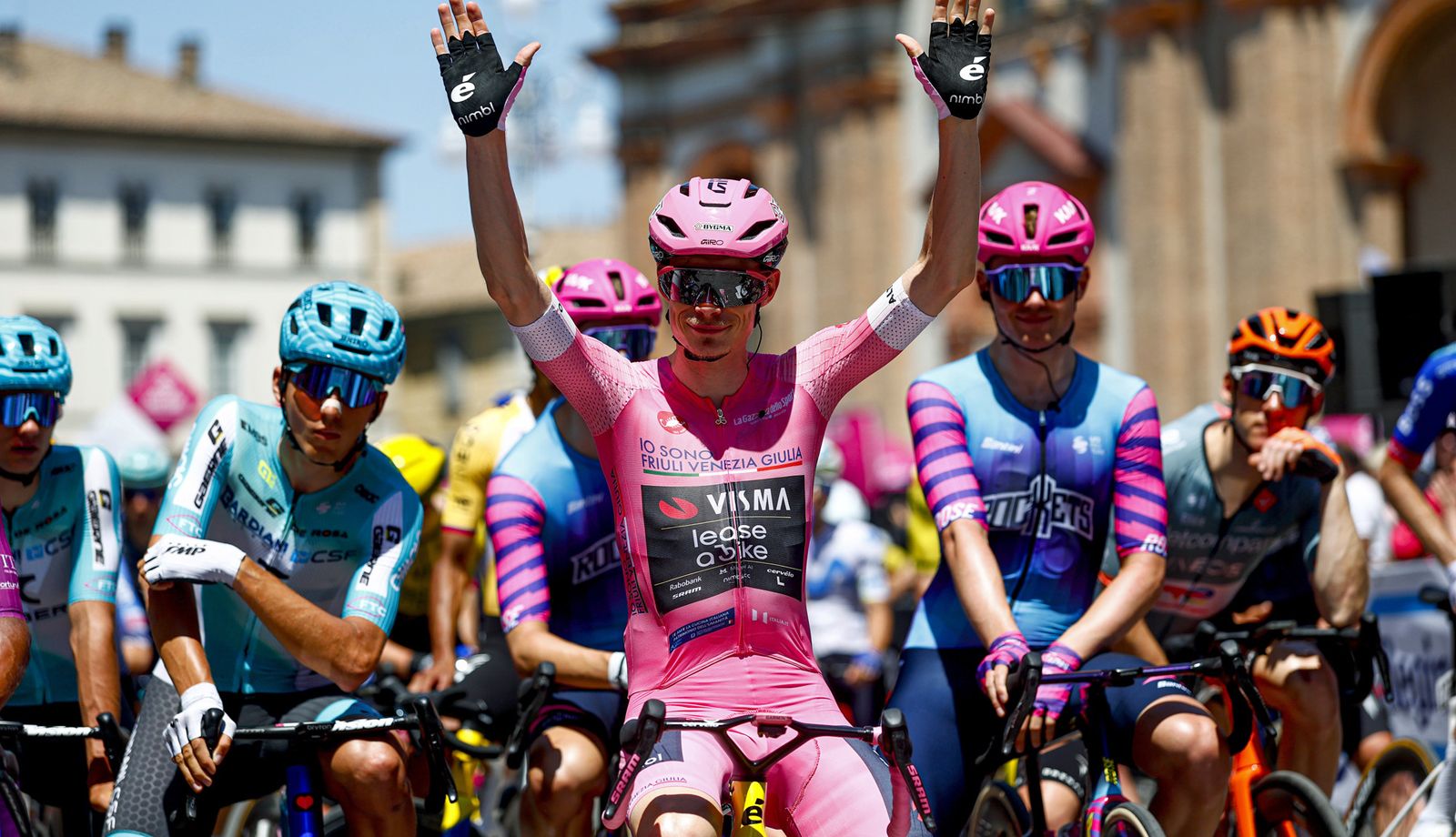 Jonas Vingegaard, líder del Giro, saludando antes del inicio de la 15ª etapa.