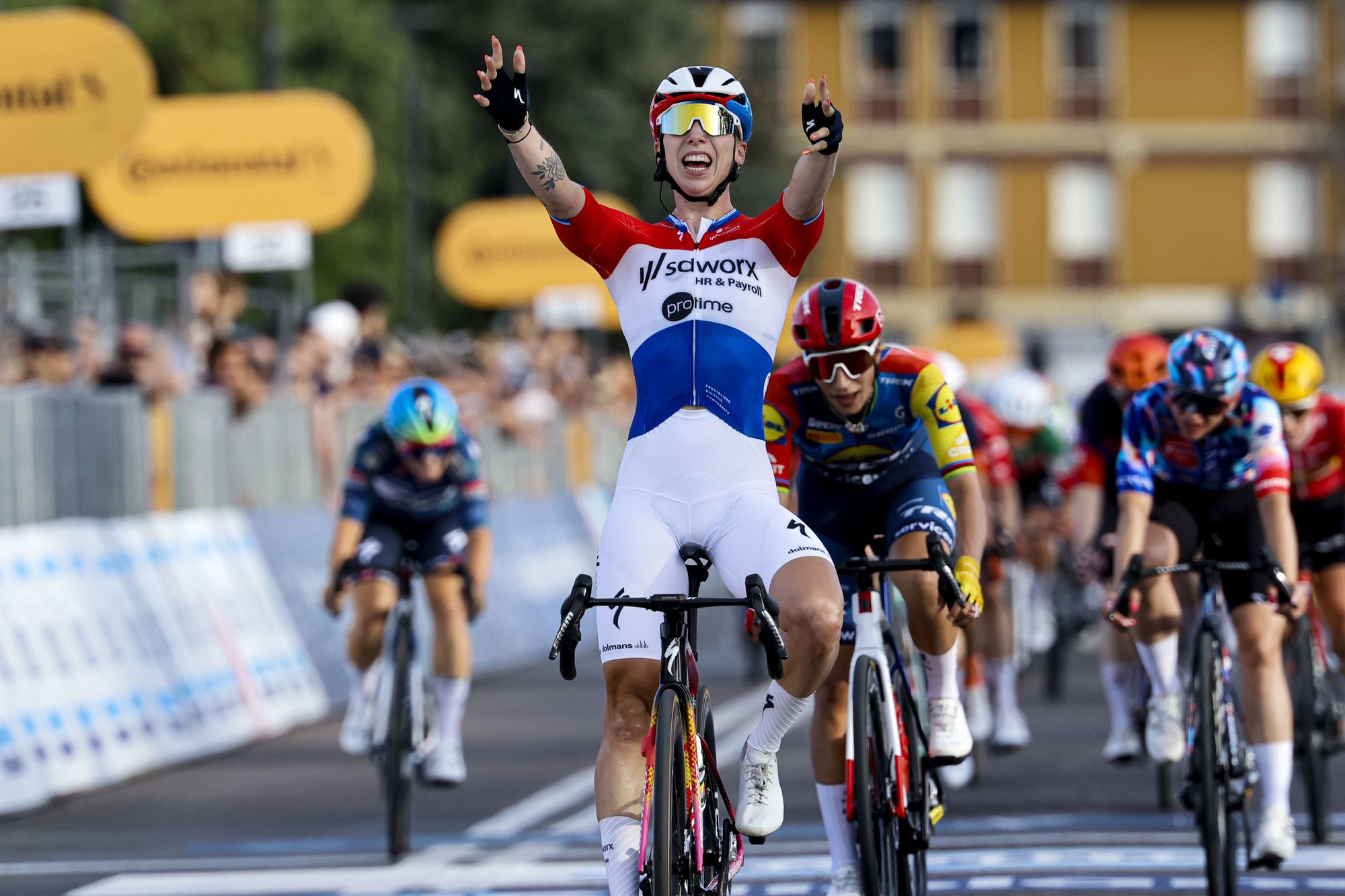 Wiebes, victoria y descalificación en el Giro